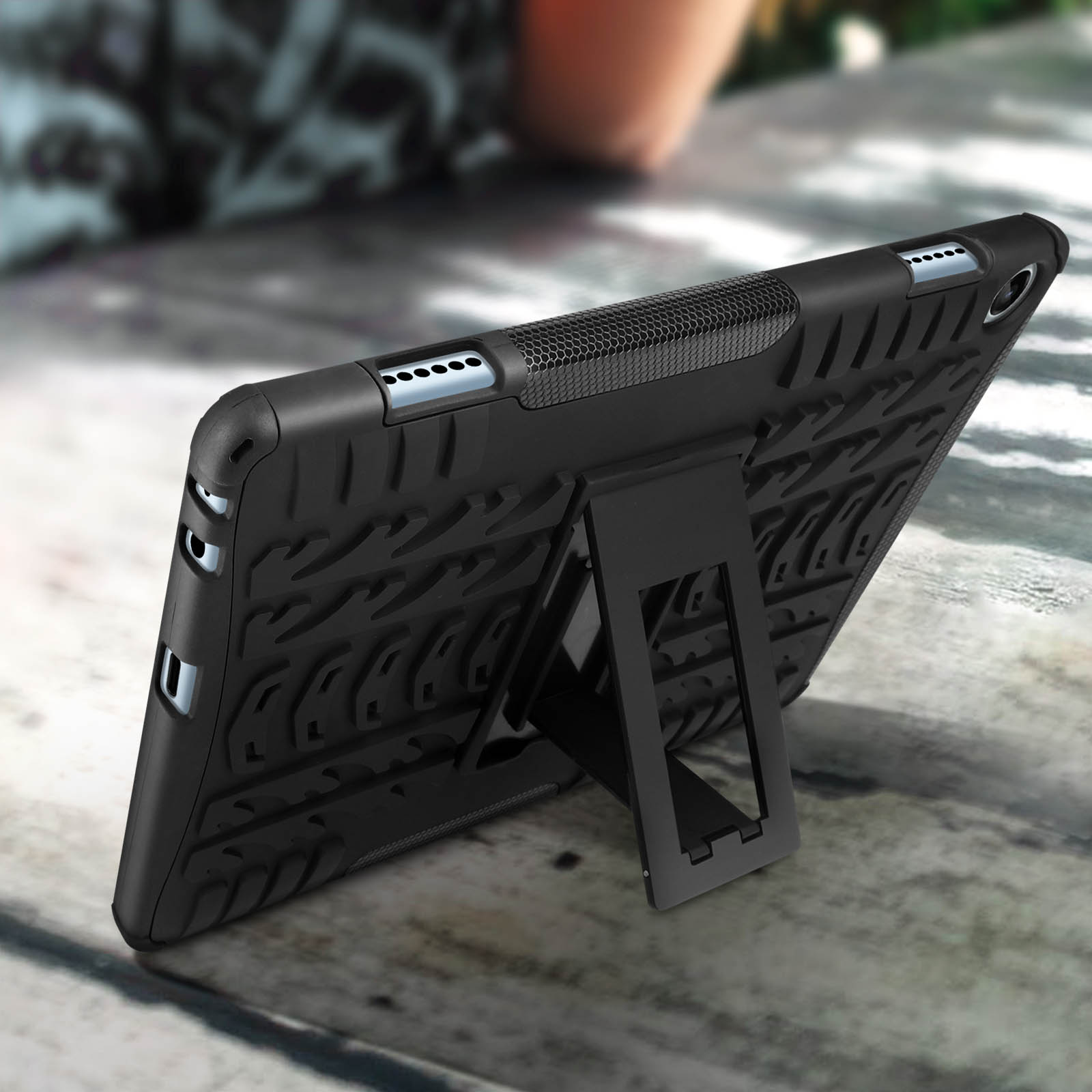 Schwarze Tablet-Hülle mit Ständer, zeigt die Rückseite mit strukturiertem Design.