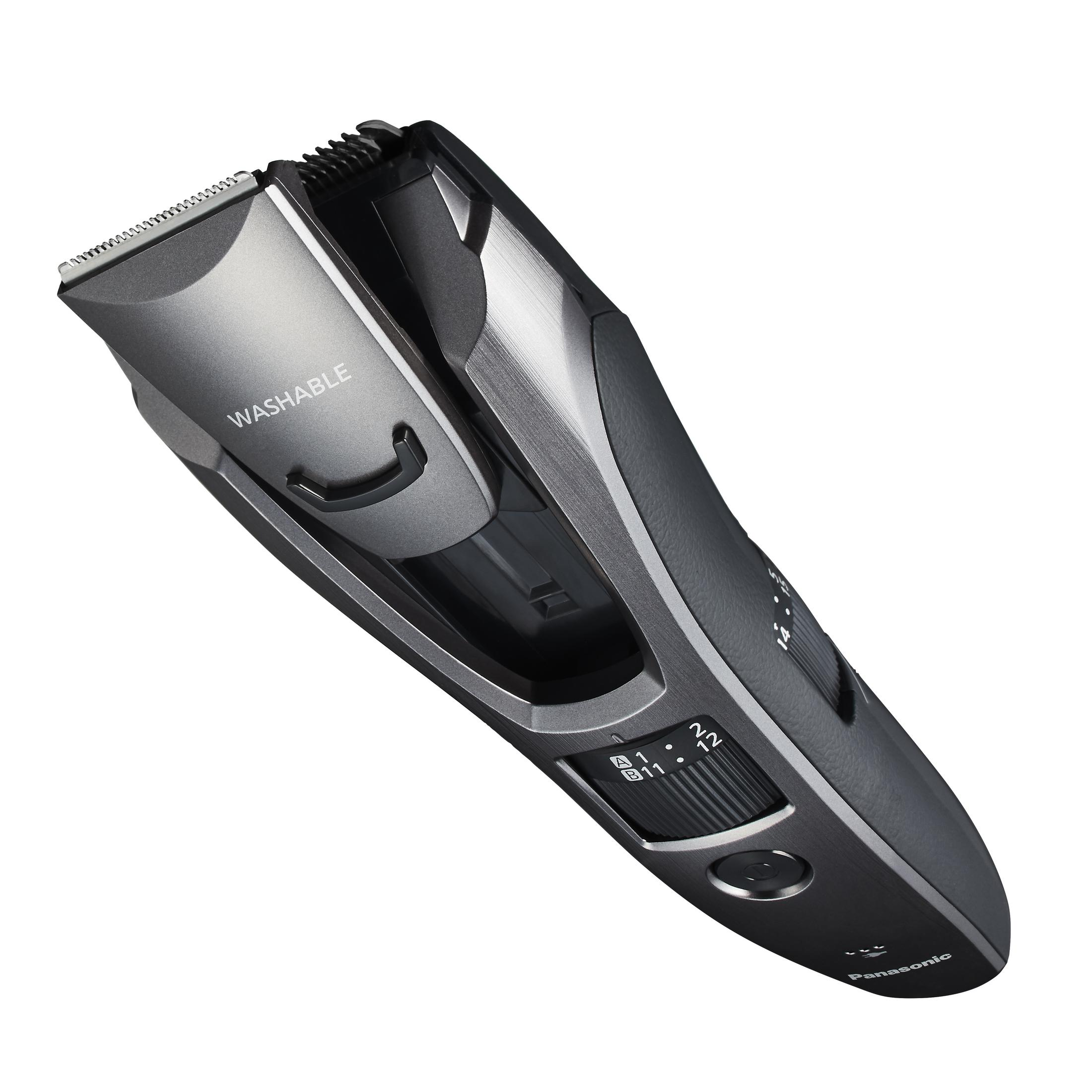 Czarna i szara maszynka do włosów Panasonic jest pod kątem. Trymer ma etykietę 'Washable'.