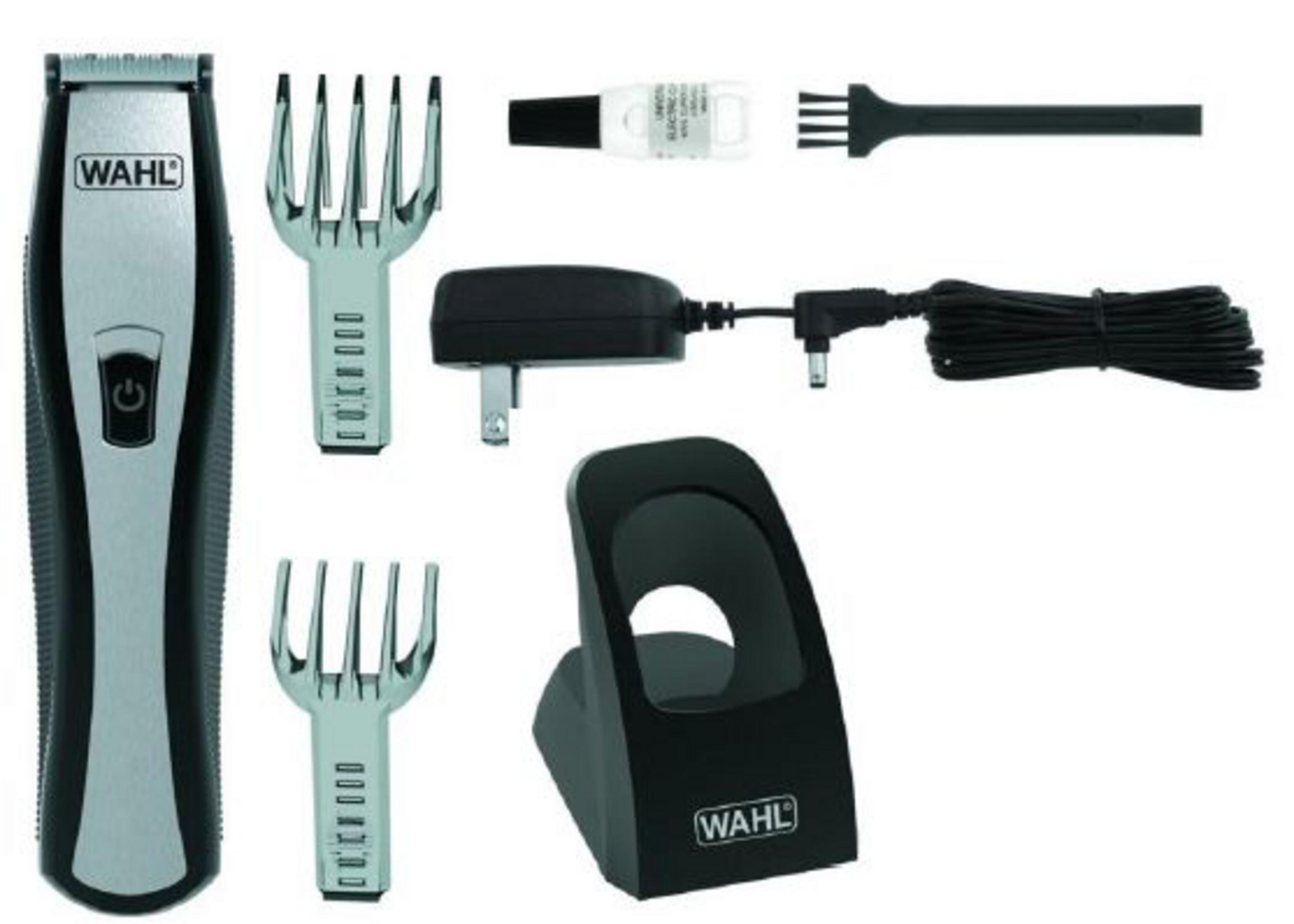 Un trimmer e i suoi accessori: protezioni, stazione di ricarica, adattatore di alimentazione e spazzola per la pulizia.