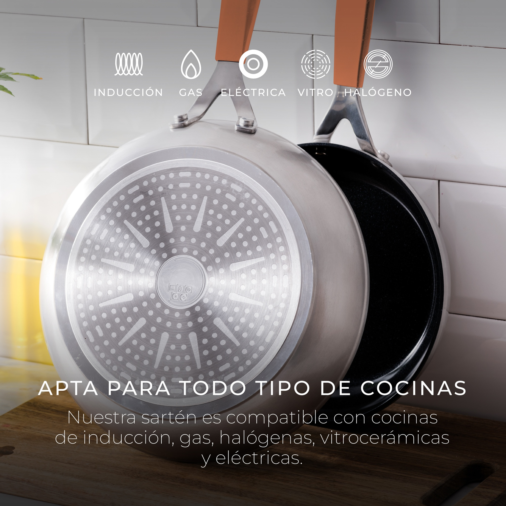 Sartenes colgando, con símbolos para cocinas de inducción, gas, eléctricas, cerámicas y halógenas.