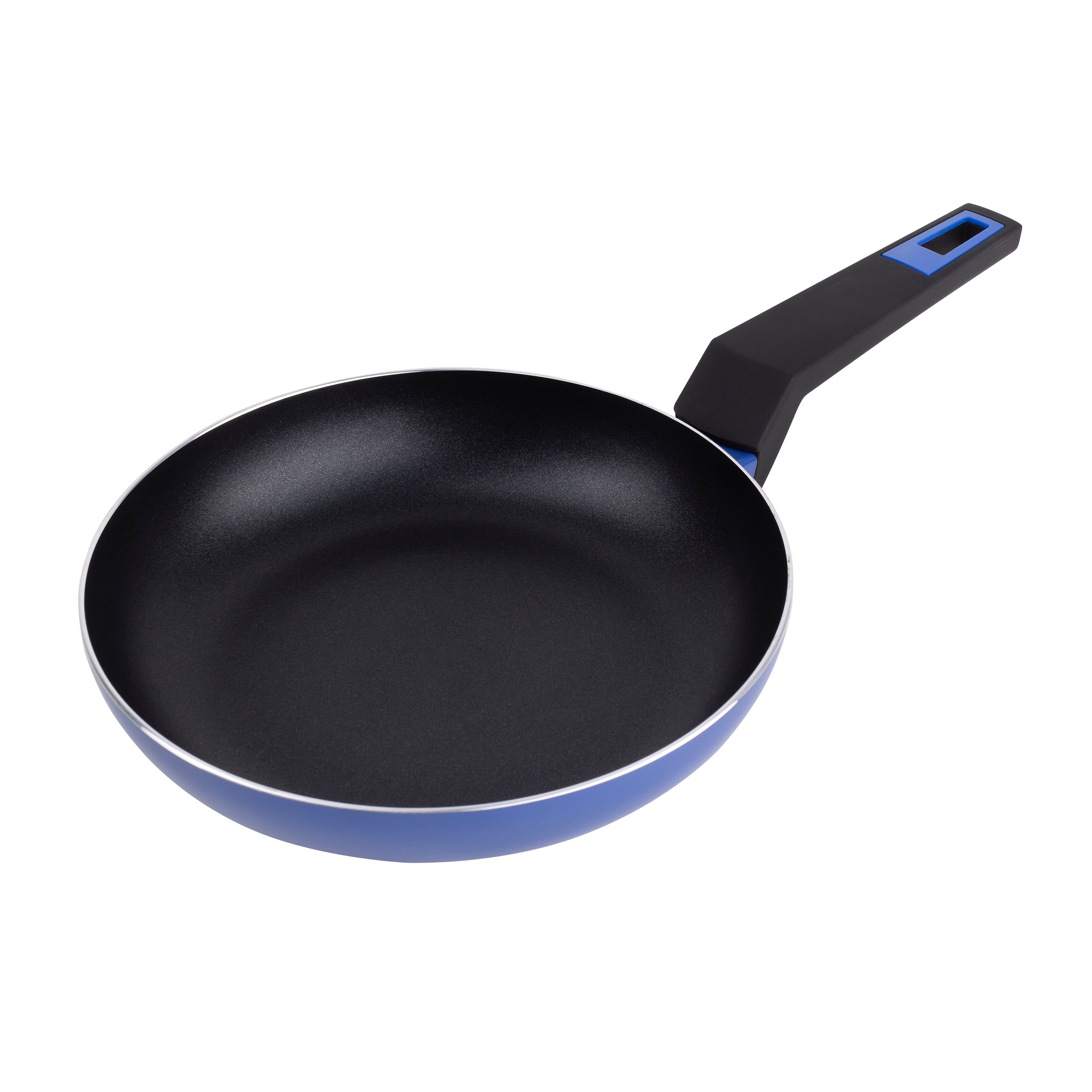 Sartén con mango negro, borde azul e interior negro; aislado sobre blanco.