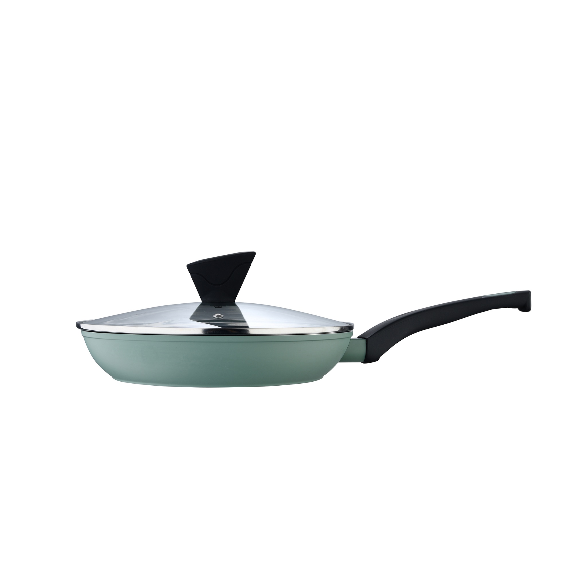 Una sartén verde claro con mango negro y tapa de vidrio, sobre fondo blanco.