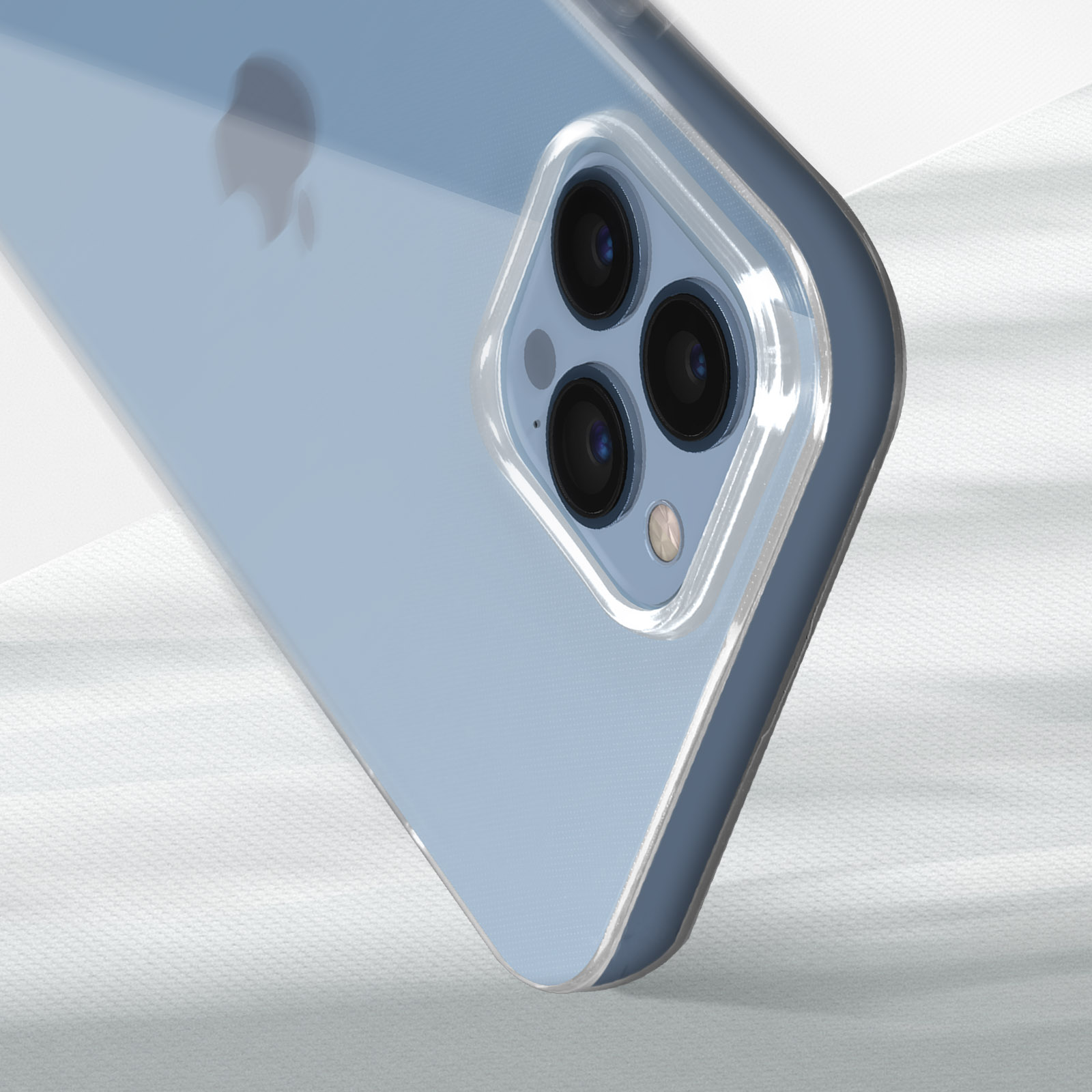 Un iPhone blu con una custodia trasparente, che mostra le lenti della fotocamera.