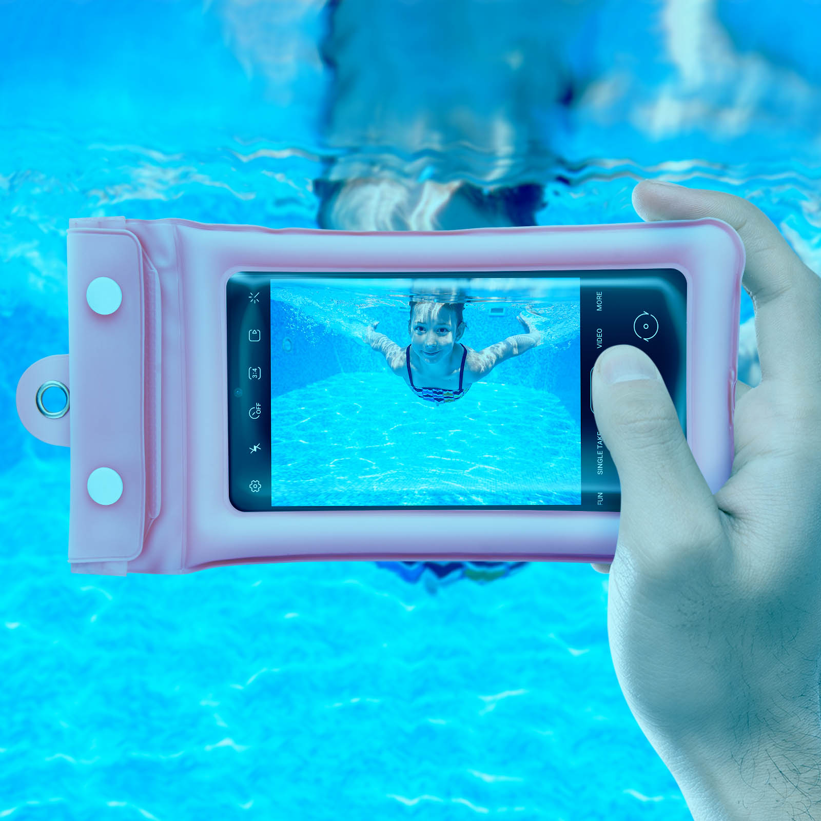 Un telefono in una custodia impermeabile rosa scatta una foto subacquea di una ragazza.
