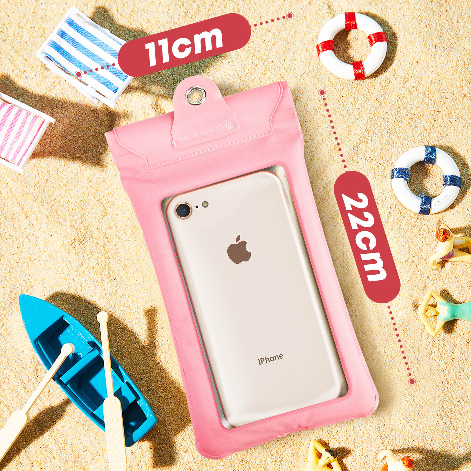 Una custodia rosa impermeabile per telefono contenente un telefono, con accessori acquatici. Sfondo sabbioso.