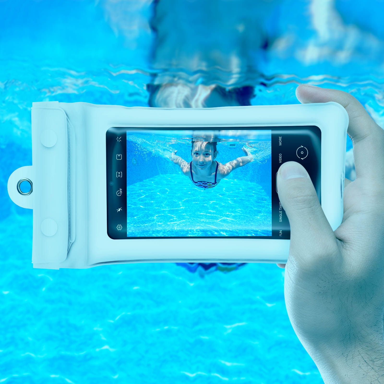 Eine Hand hält ein Telefon in einer wasserdichten Hülle und macht ein Foto von einem Mädchen.