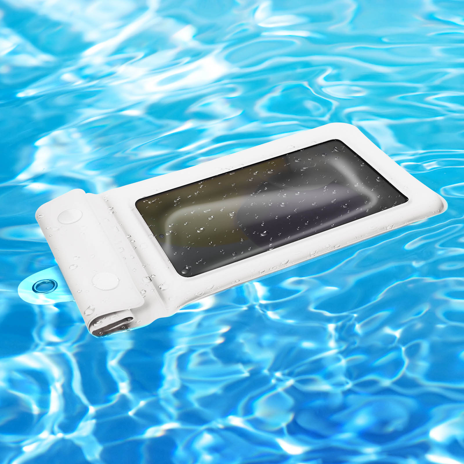 Weiße wasserdichte Handytasche schwimmt in blauem Wasser. Schwarzer Bildschirm und einige Wassertropfen sind sichtbar.