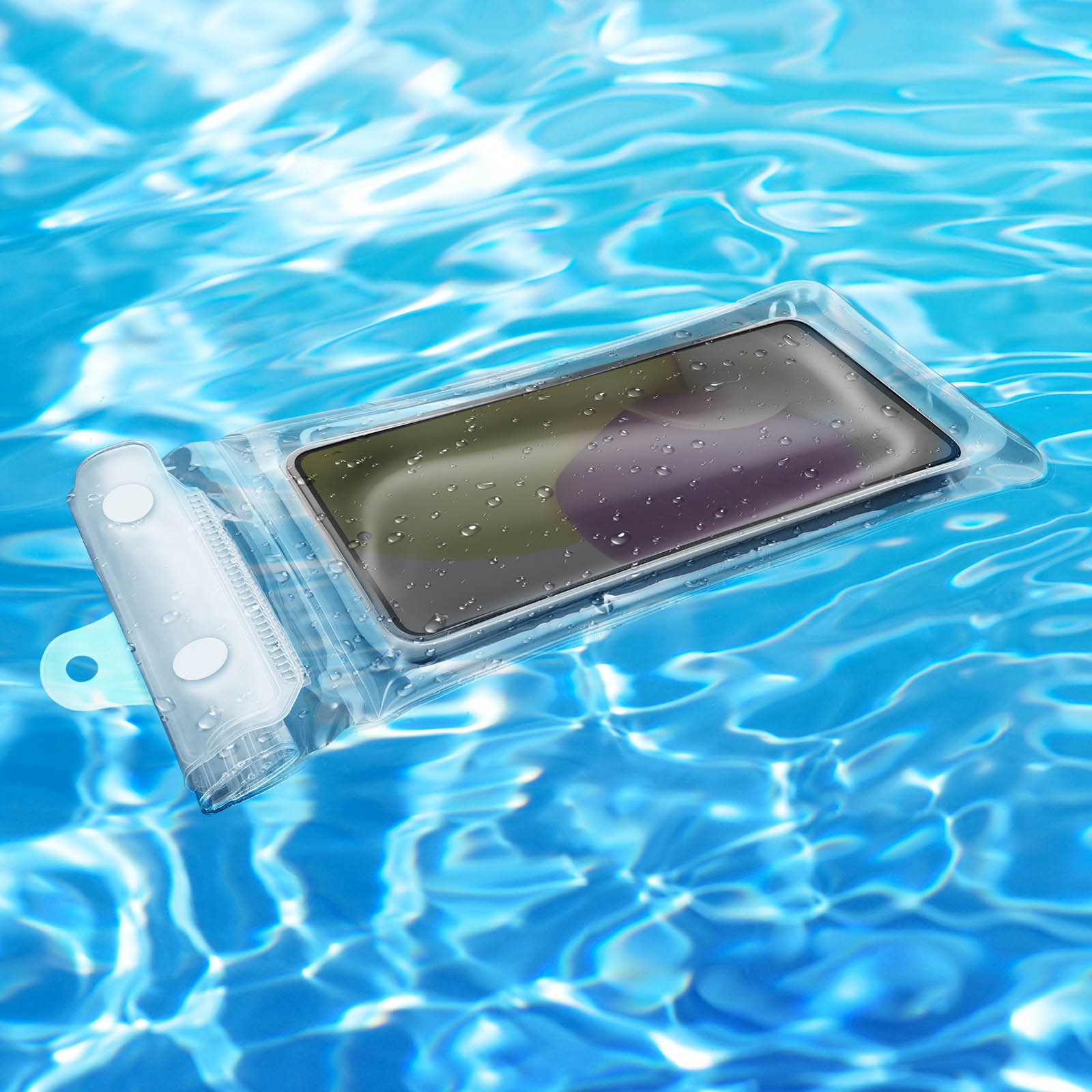 Ein Telefon in einer transparenten, wasserdichten Hülle, das in blauem Wasser schwimmt. Wassertropfen sind auf der Hülle sichtbar.
