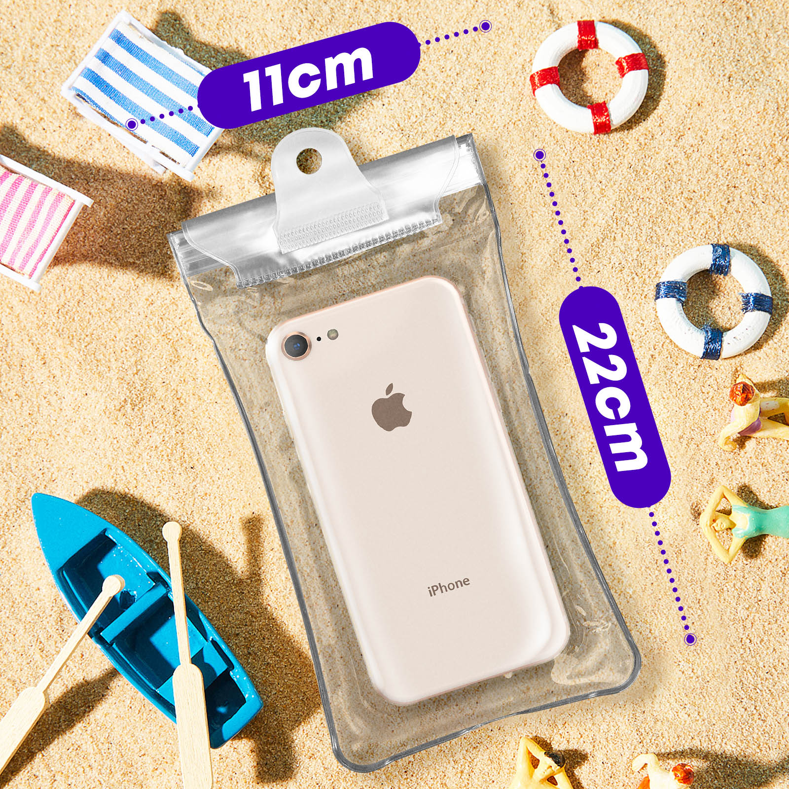 Transparente Handyhülle mit Telefon darin auf Sand, mit Spielzeug und Maßen.
