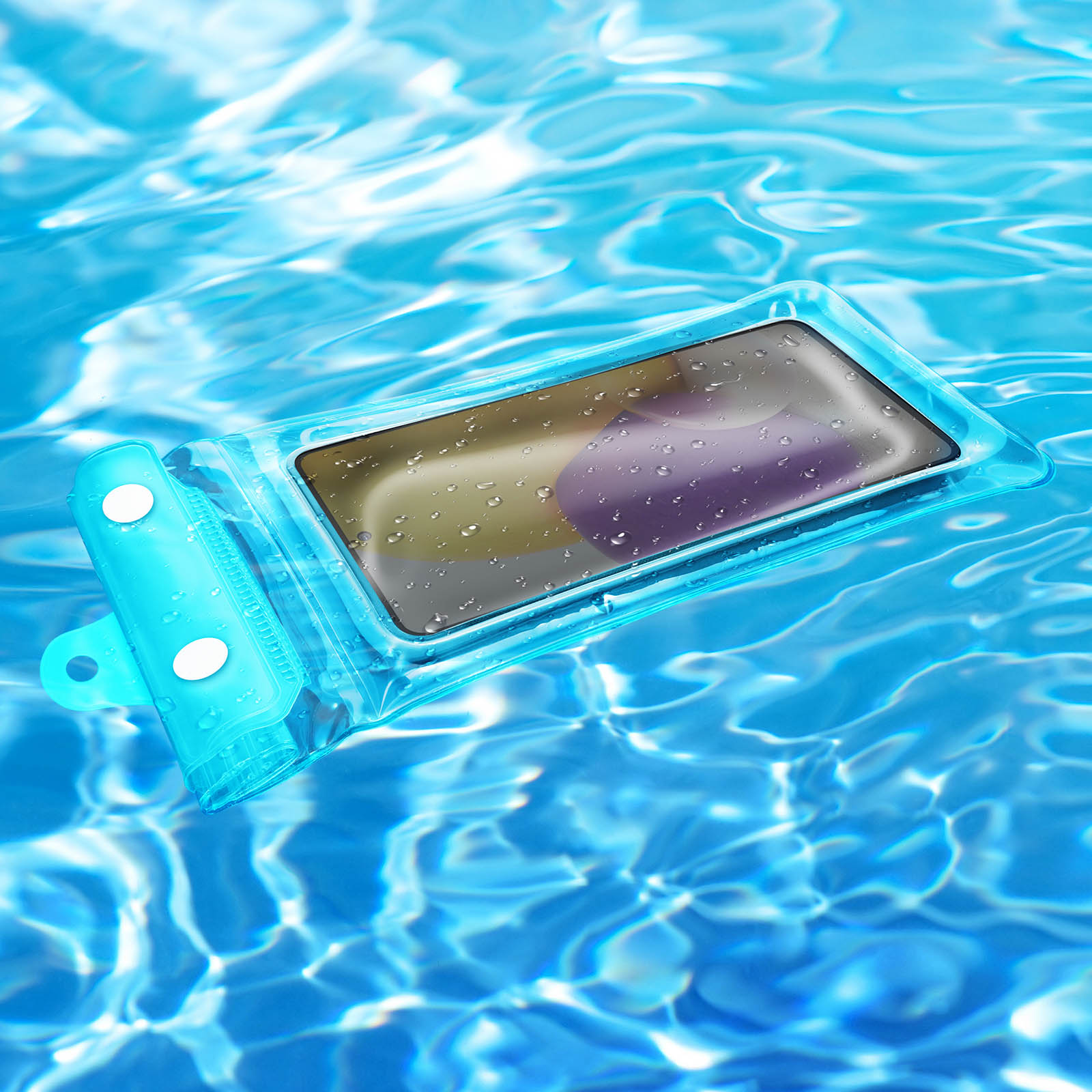 Una custodia impermeabile trasparente con un telefono all'interno, che galleggia nell'acqua.