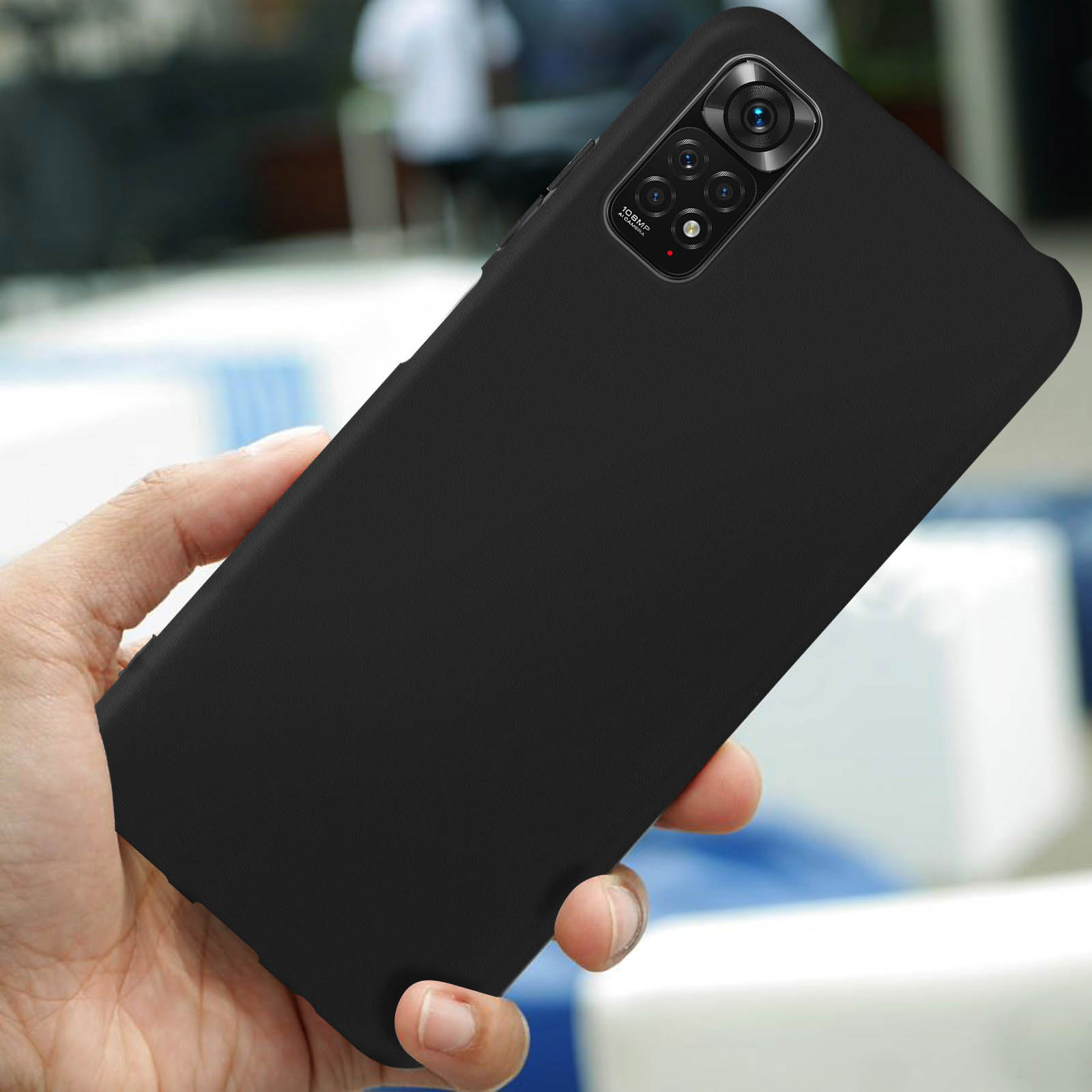 Téléphone noir dans une main. La caméra est visible à l'arrière.