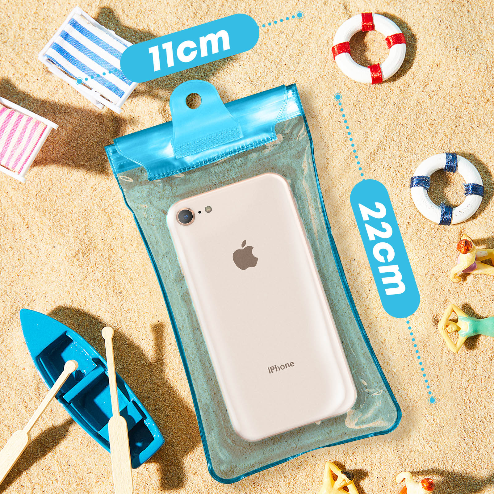 Un telefono in una custodia impermeabile nella sabbia con dispositivi di galleggiamento, la custodia è blu.