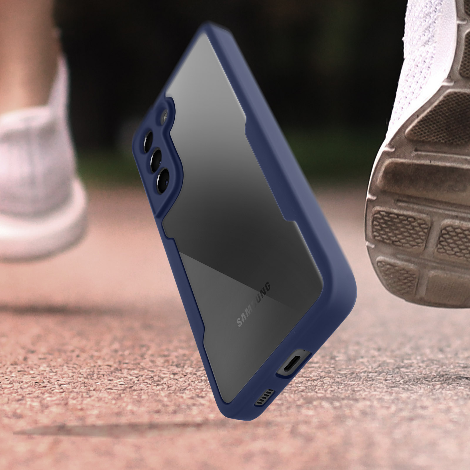 Telefoon in een blauwe hoes, rennend dicht bij de benen en voeten van een persoon. Rennend op een weg.