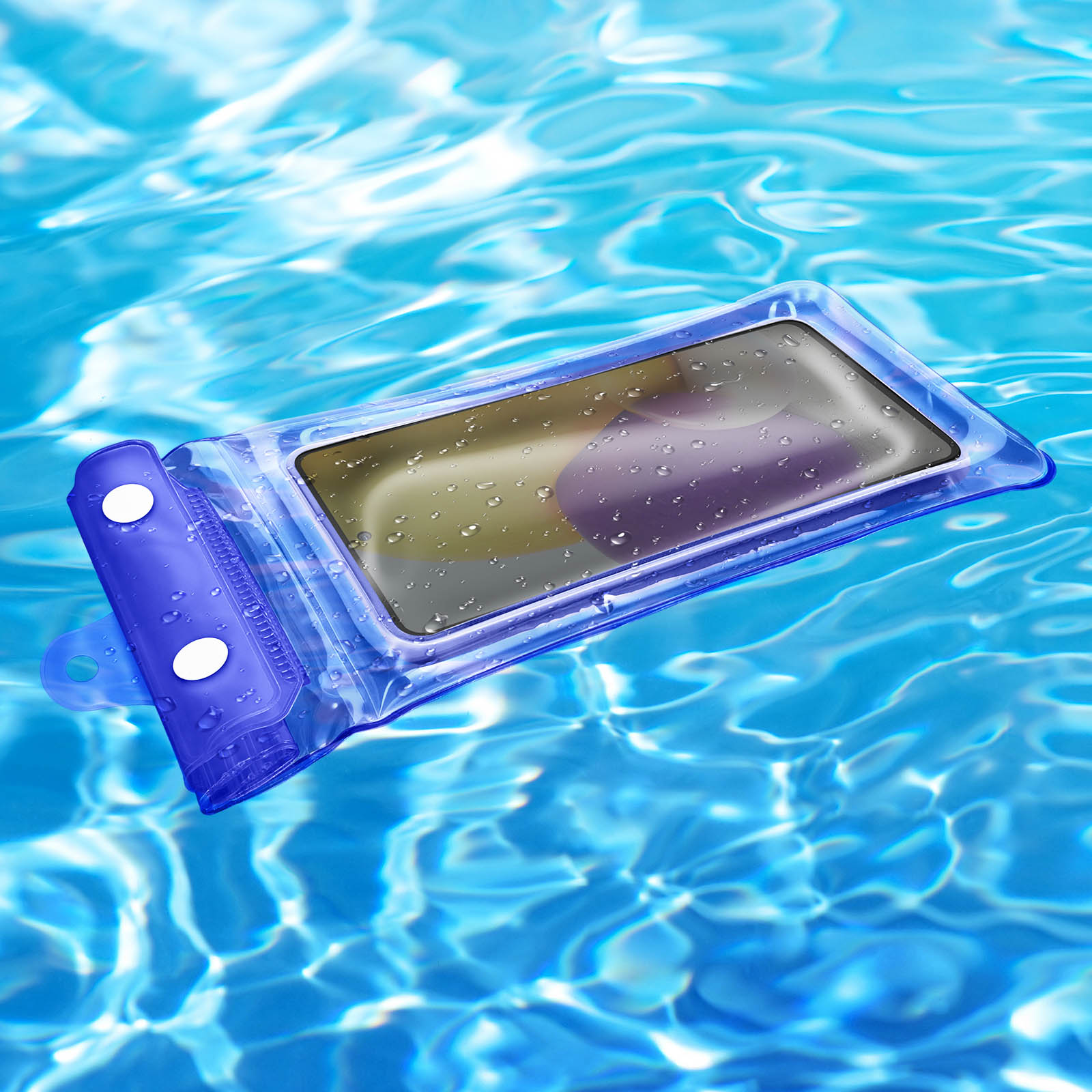 Ein Smartphone in einer wasserdichten Hülle schwimmt im Wasser. Die Hülle ist blau und hat einen weißen Verschluss.