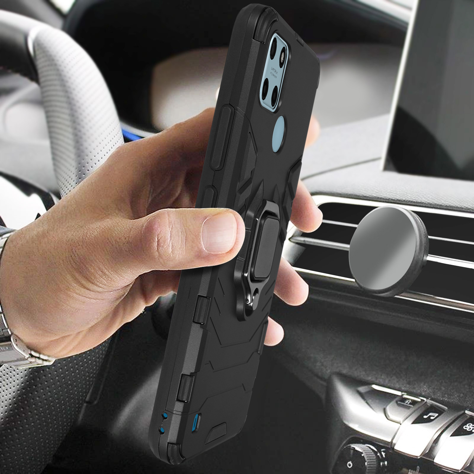 Mano che tiene un telefono nero con supporto ad anello in un'auto. Cruscotto visibile.