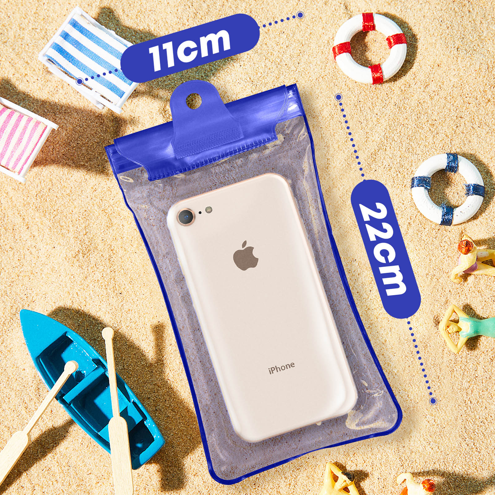 Ein Telefon in einer blauen wasserdichten Hülle auf Sand mit Miniatur-Strandspielzeug und Maßangaben.