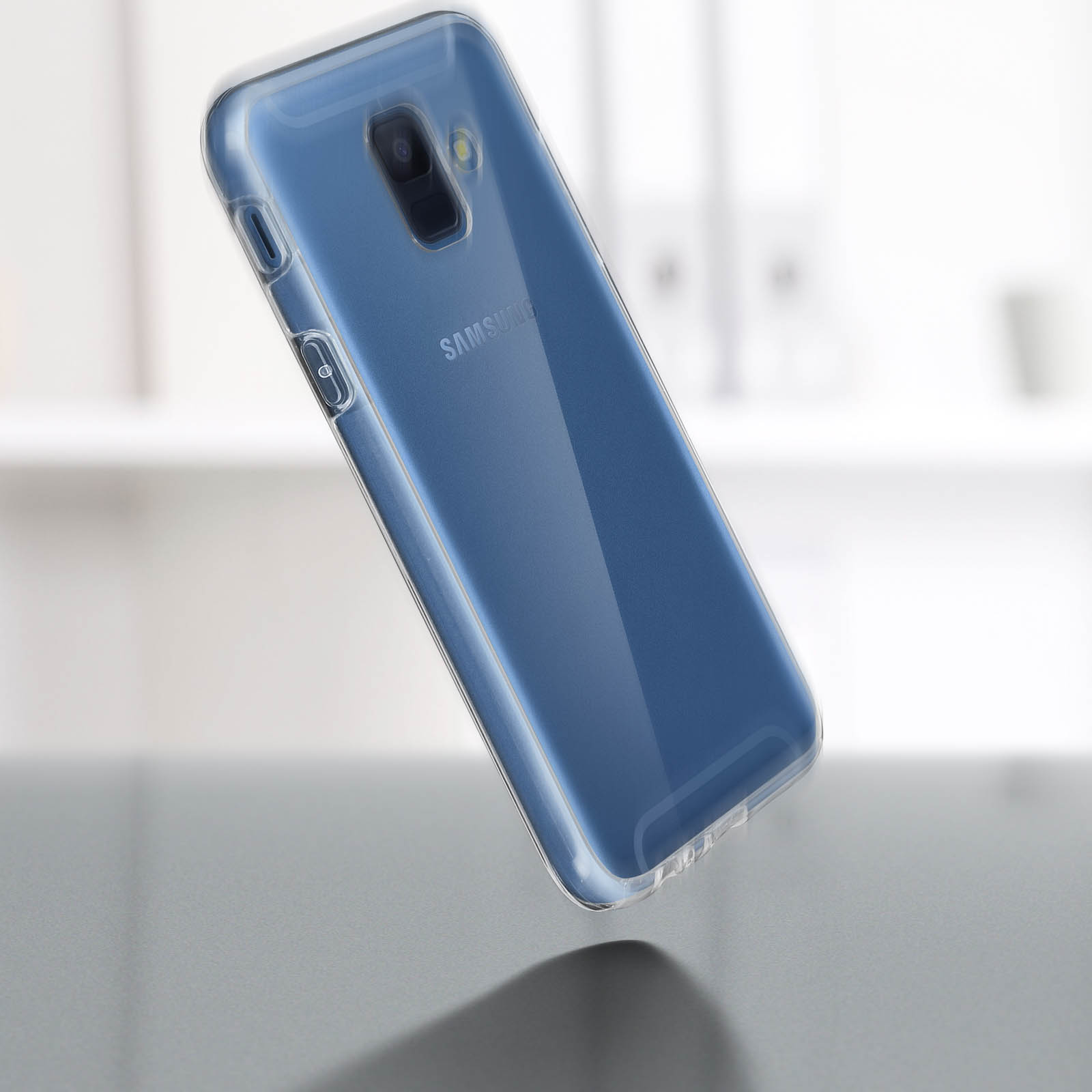 Custodia trasparente per telefono con un telefono. Il telefono è blu. Lo sfondo è un ufficio sfocato.