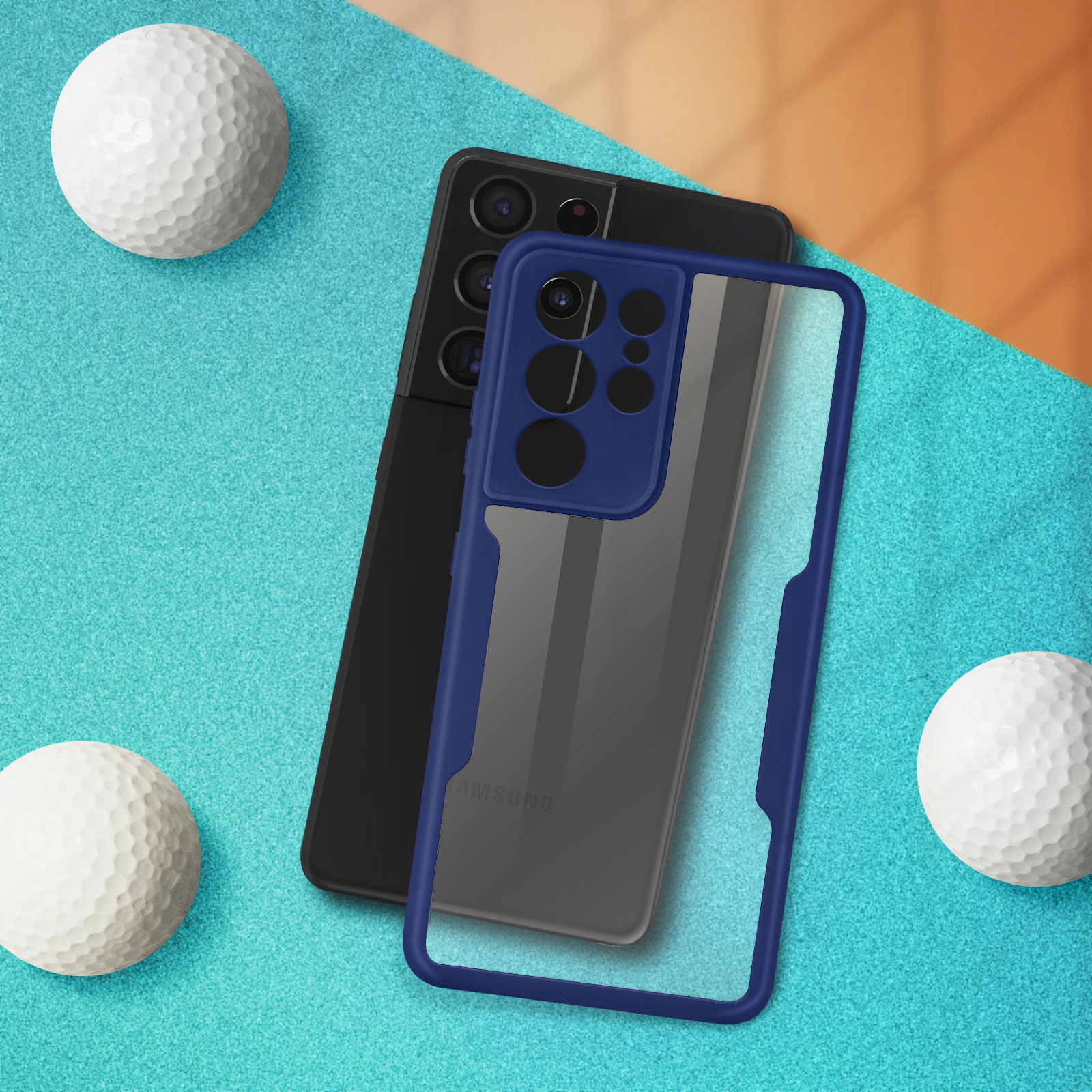 Telefono con custodia trasparente tra palline da golf. Telefono nero, custodia blu, su superficie blu.