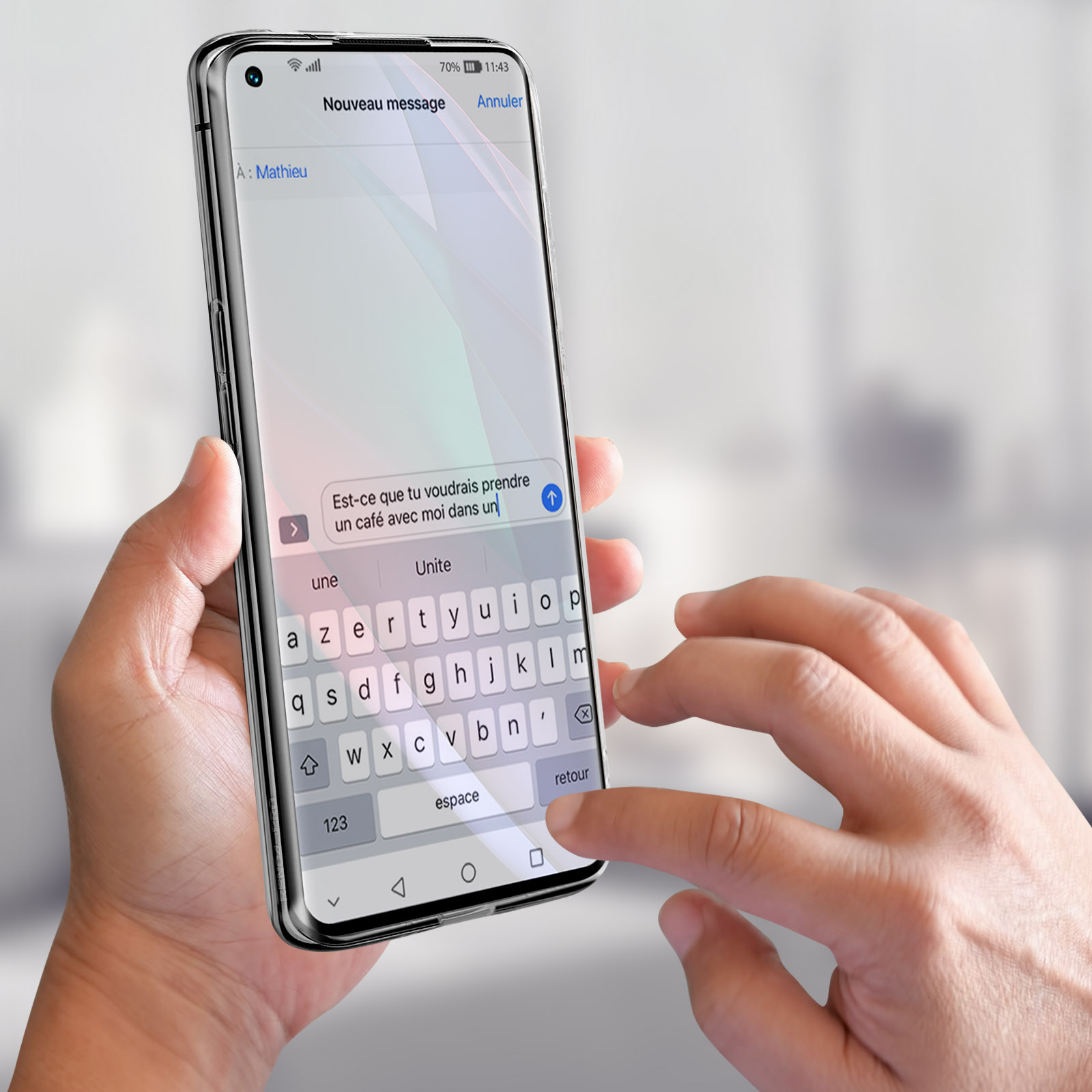 Handen houden een telefoon vast met een sms in het Frans.