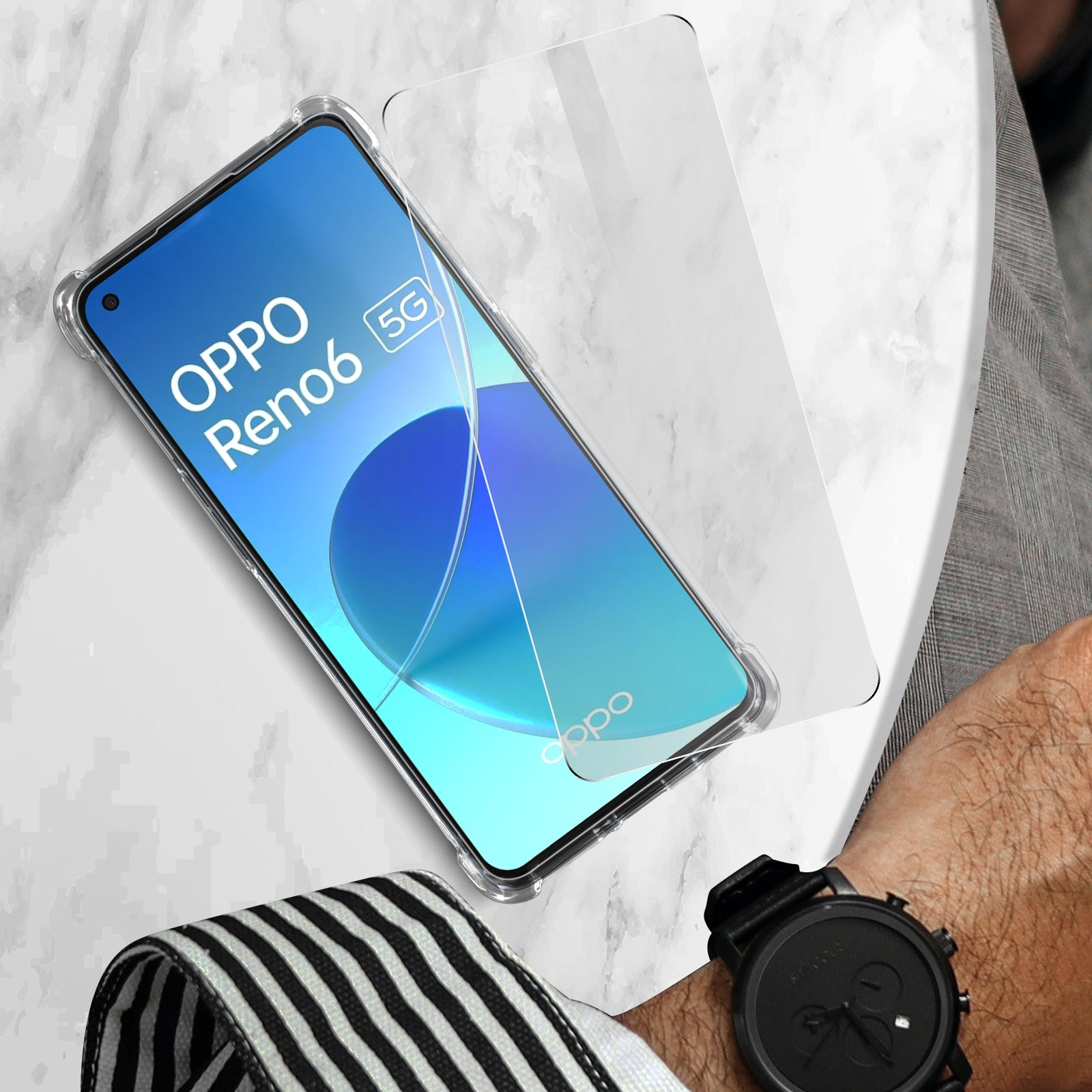 Smartphone e protezione schermo su tavolo in marmo, con orologio.