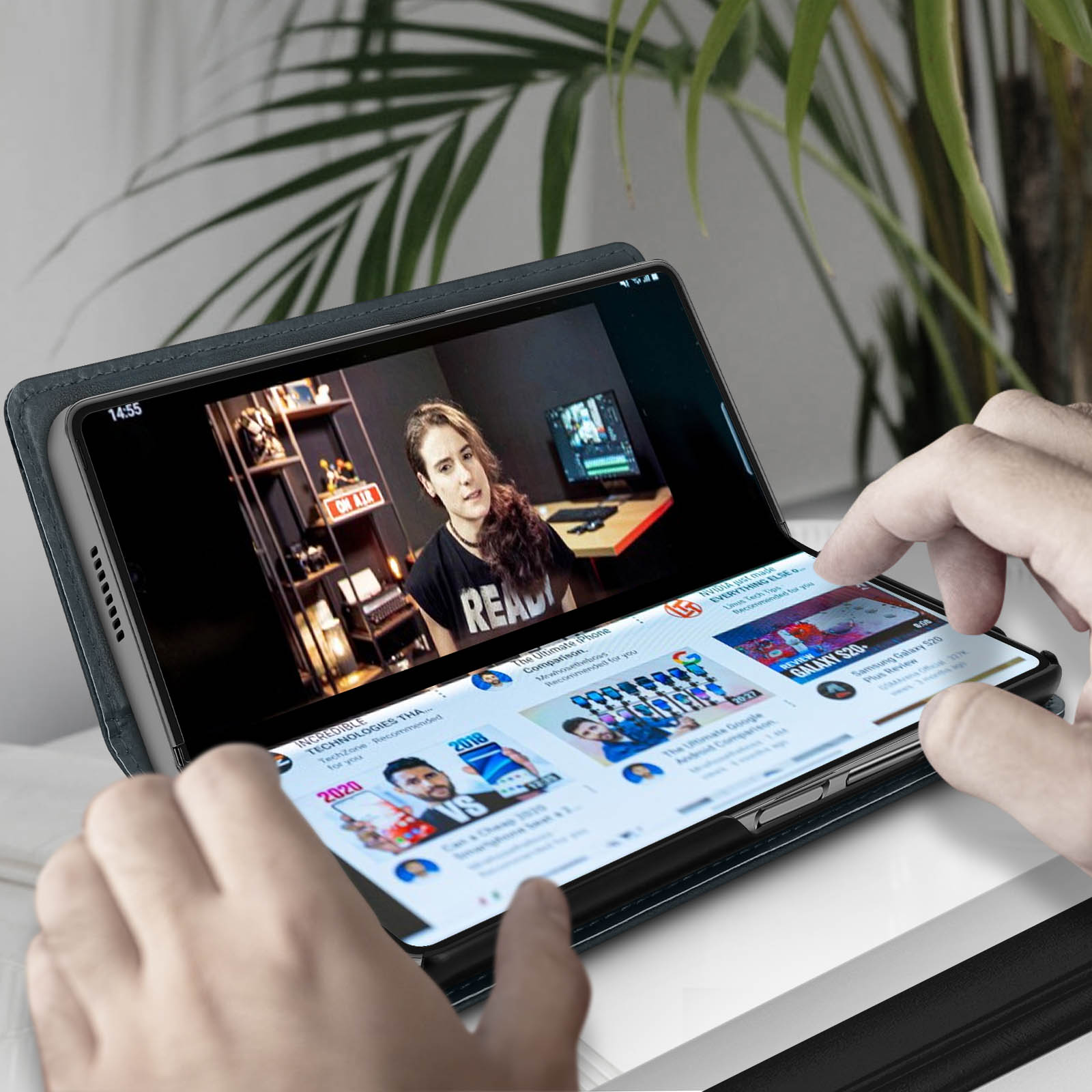Telefono con video su una custodia. Mani che tengono il telefono. Contenuto sullo schermo.