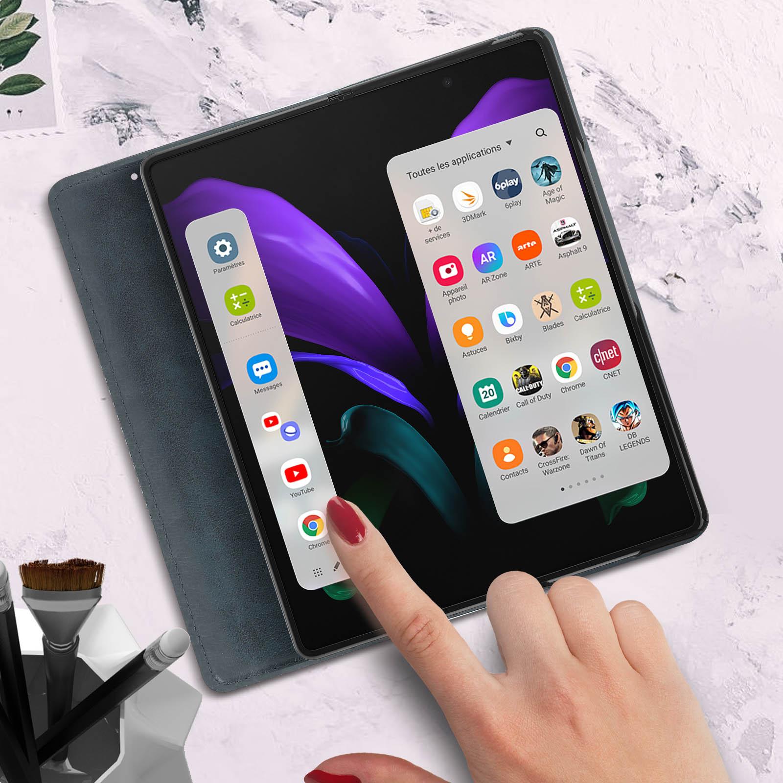 Un tablet che mostra più icone di app e un dito che tocca lo schermo, in una custodia.