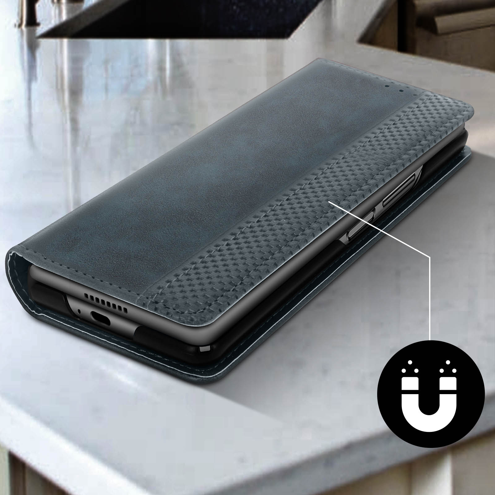 Una custodia per telefono, chiusa, su una superficie di marmo. Una piccola icona magnetica indica la funzione magnetica.