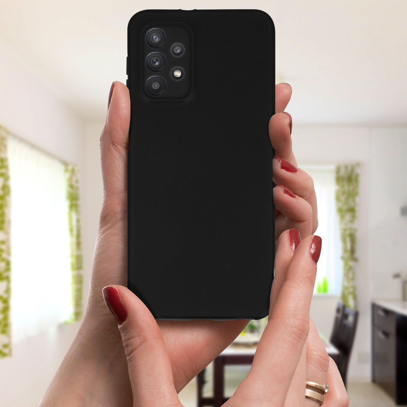 Mani che tengono una custodia per telefono nera con il retro di un telefono nero che mostra la fotocamera.
