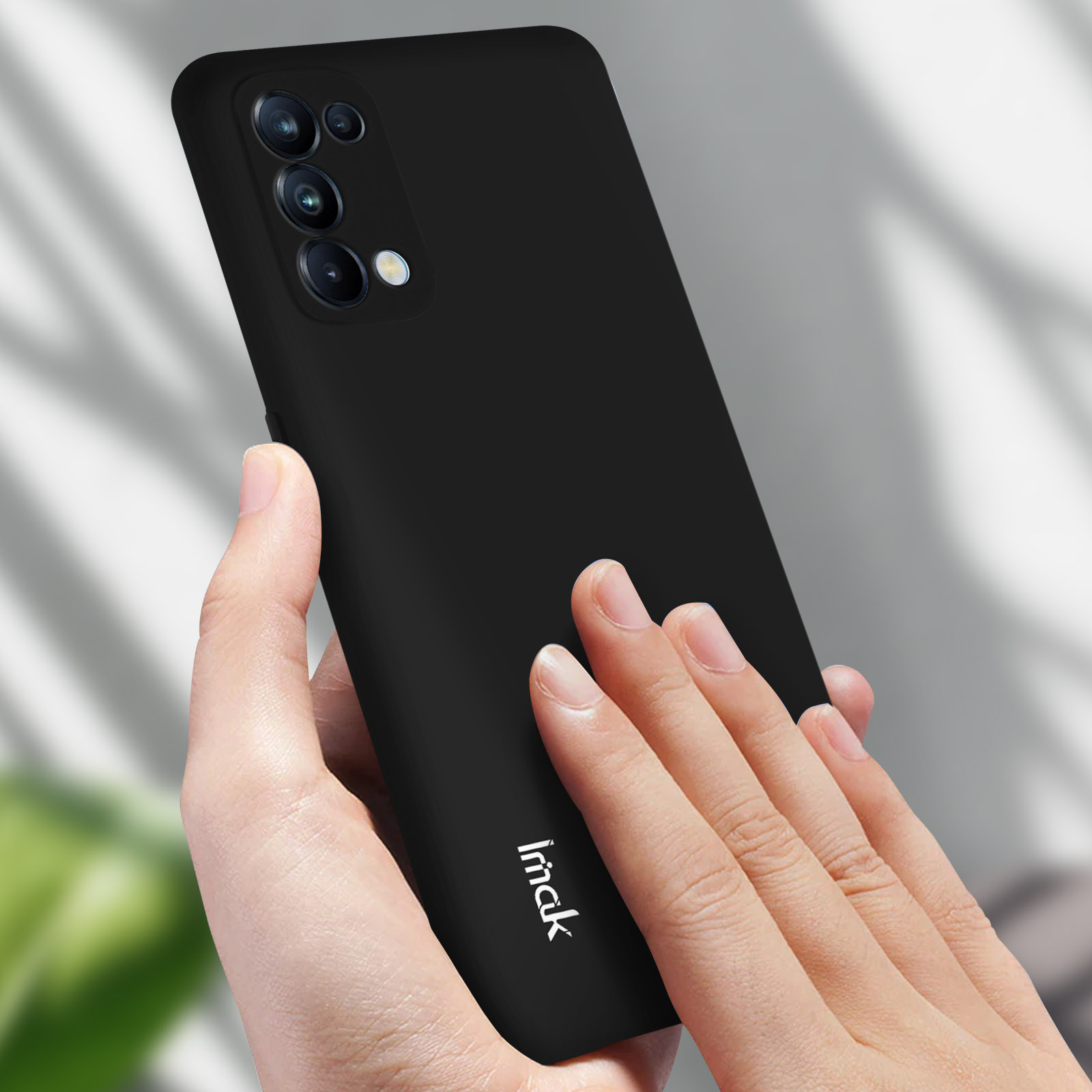 Una custodia per telefono nera tenuta in mano. La custodia ha una finitura nera opaca.