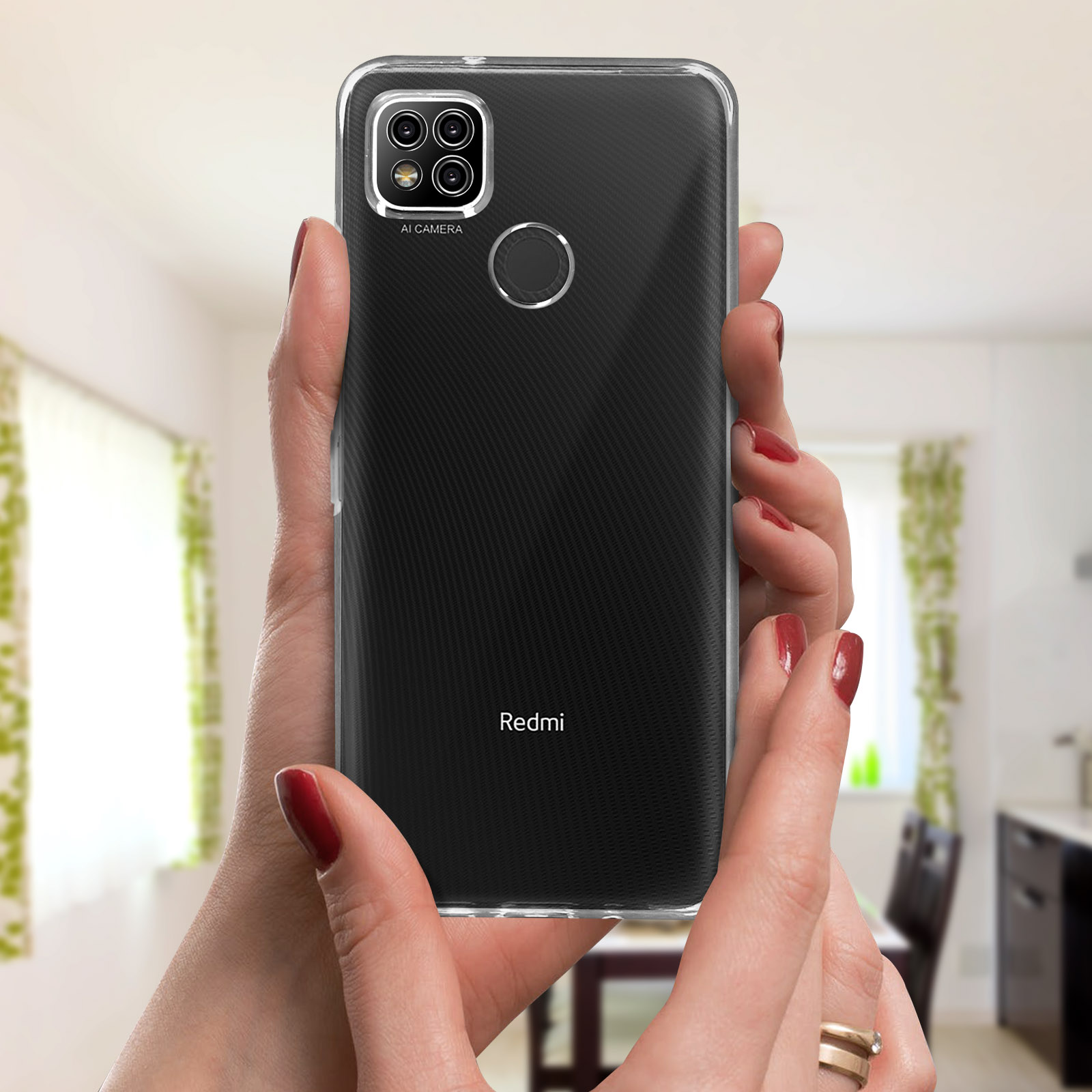 Mains tenant un téléphone avec une coque transparente. Le mot Redmi est visible à l'arrière.