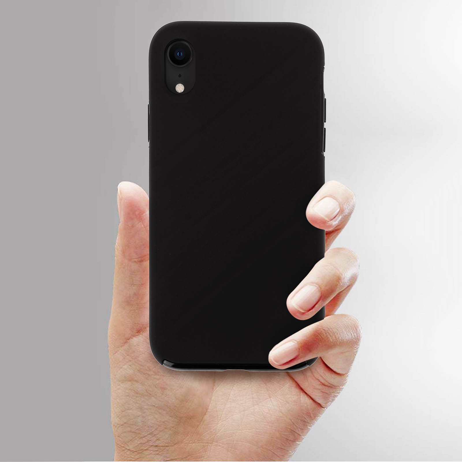 Una mano che tiene un telefono nero. Il retro del telefono è visibile. Il telefono è liscio e semplice.