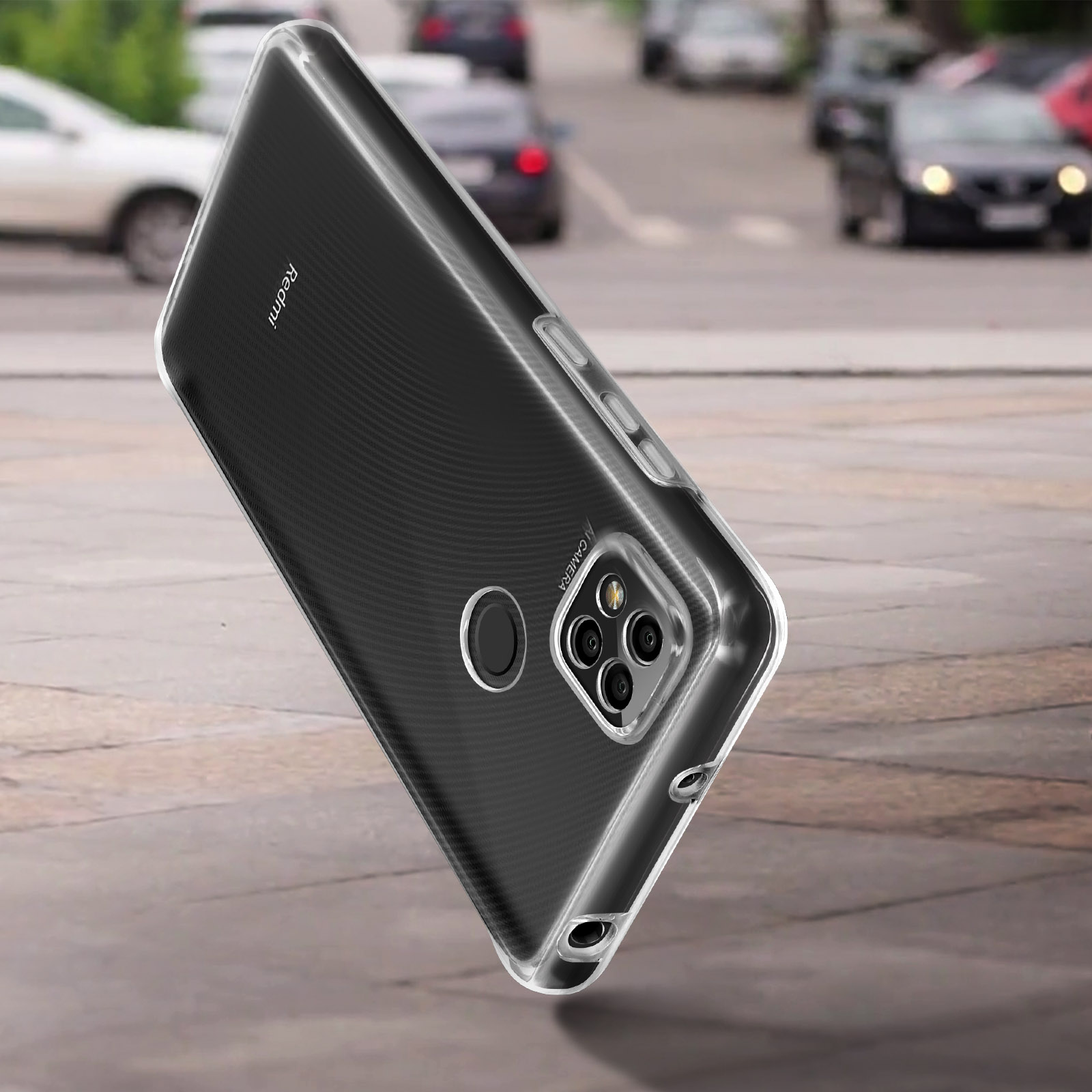 Une coque de téléphone transparente sur un téléphone, en angle, avec un arrière-plan de route et une voiture.