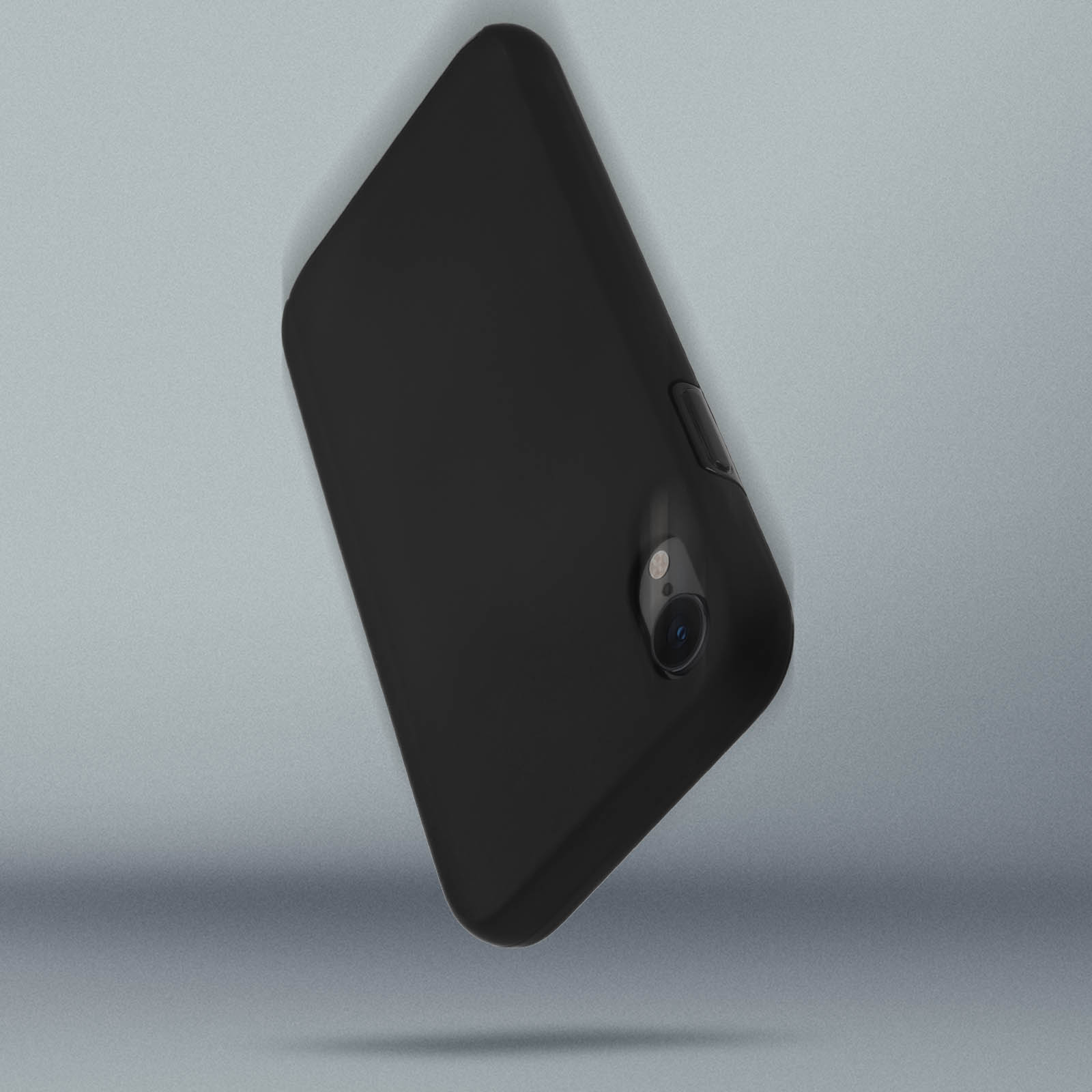 Custodia nera per telefono su sfondo grigio. Dettaglio della fotocamera visibile. Design semplice e pulito.
