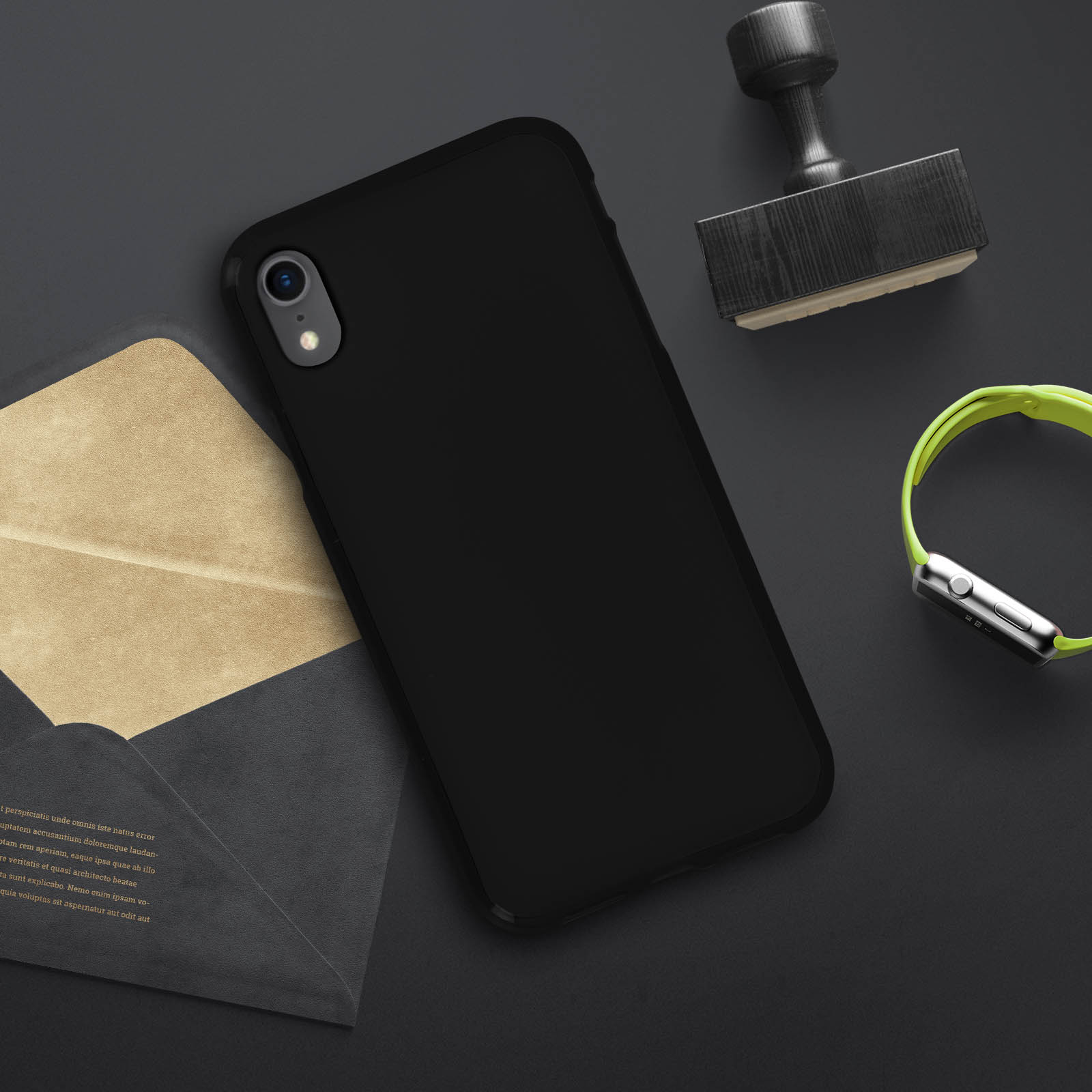 Schwarze Handyhülle, schwarzer Hintergrund, mit Stempel und grüner Smartwatch.