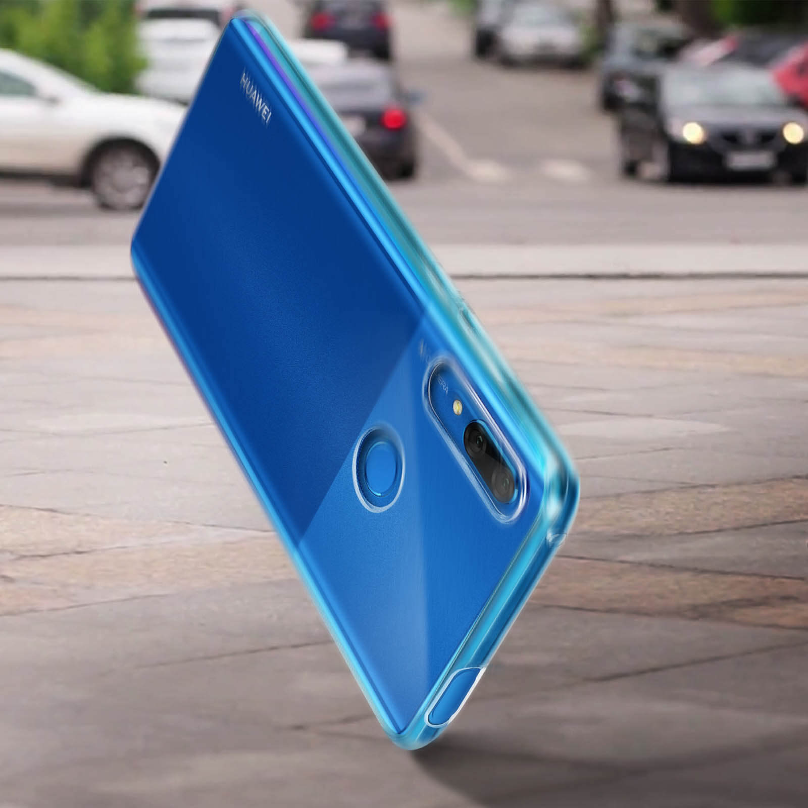 Coque de téléphone bleue légèrement inclinée. Voitures et rue en arrière-plan flou.