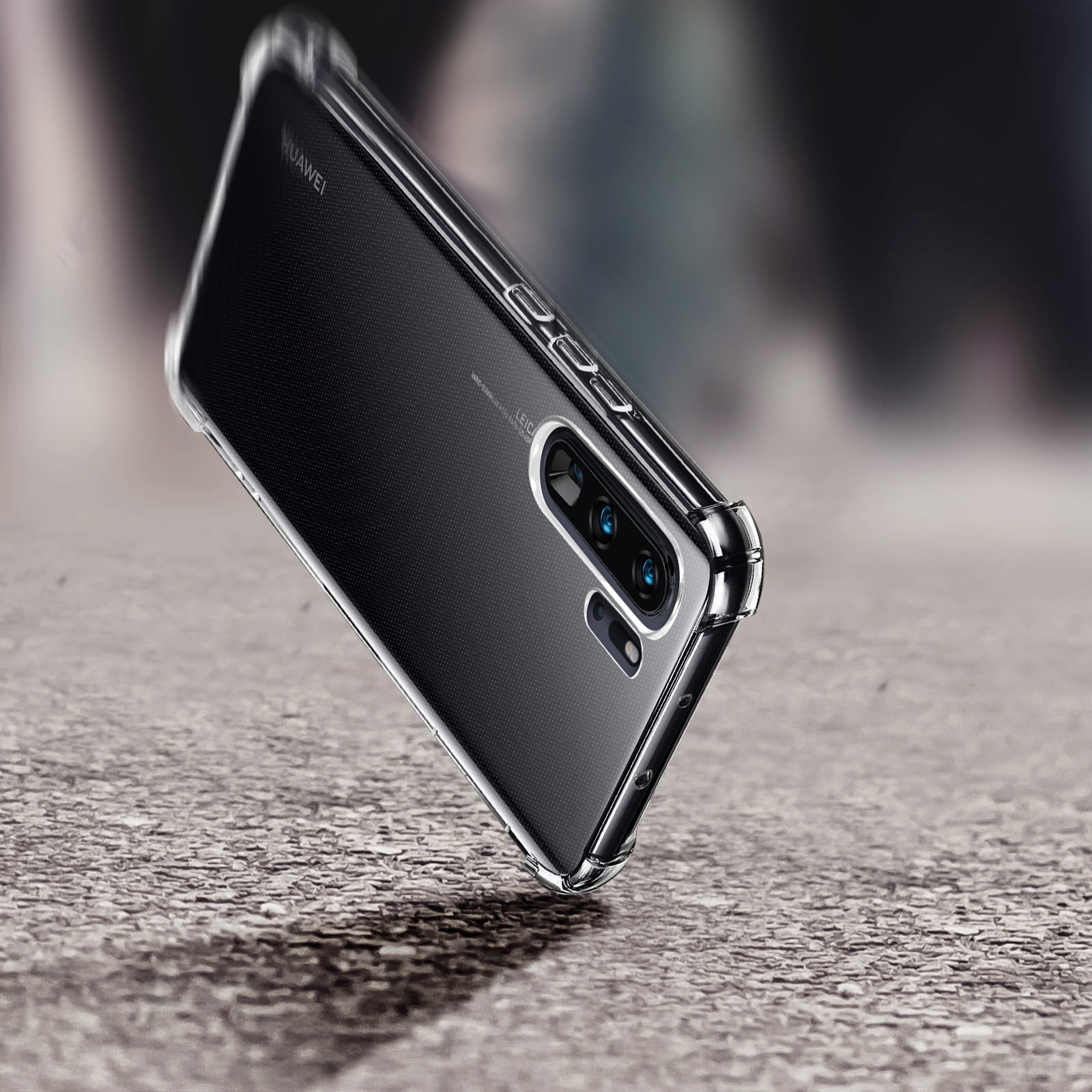 Una custodia trasparente per telefono su una superficie grigia. Il telefono ha più obiettivi della fotocamera. La custodia è trasparente.