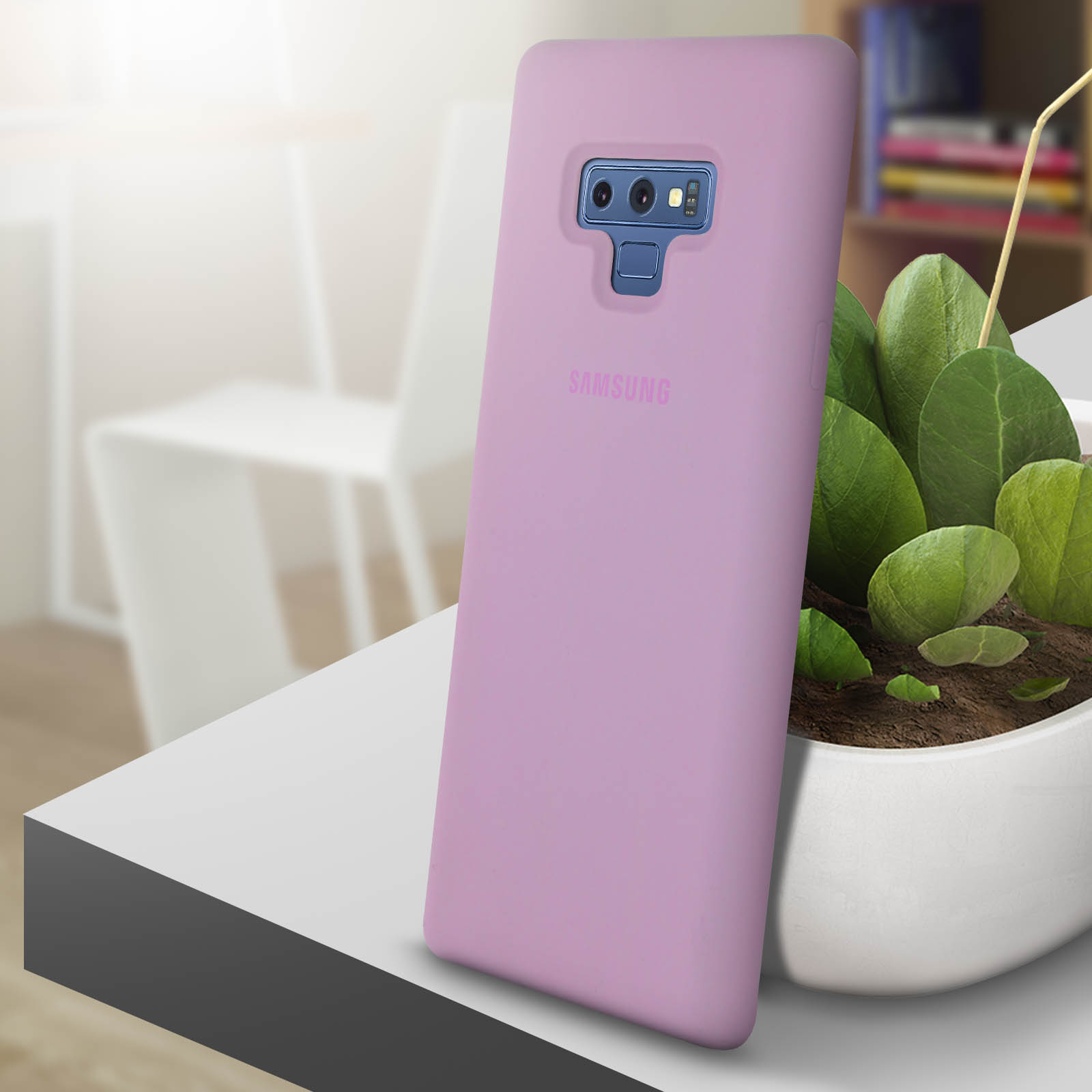 Una custodia color lavanda per telefono con logo Samsung. Il telefono è su una superficie bianca.