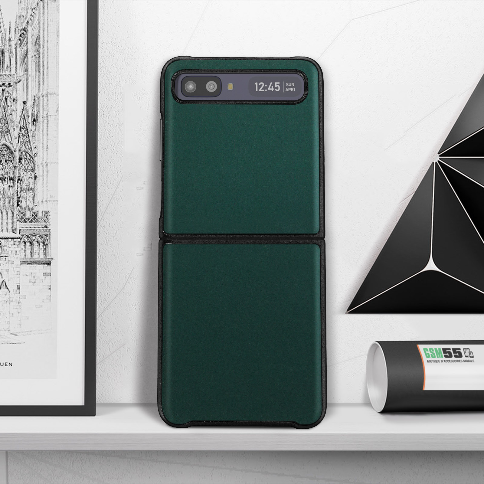 Una custodia verde per telefono, aperta, su un tavolo. Il telefono è visibile.