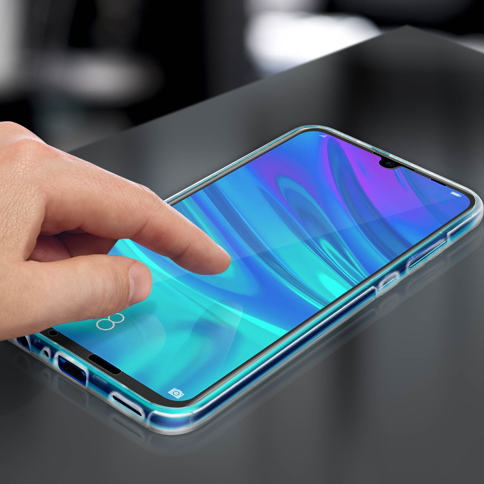 Hand berührt ein Telefon. Telefon ist blau und schwarz mit klarer Hülle.