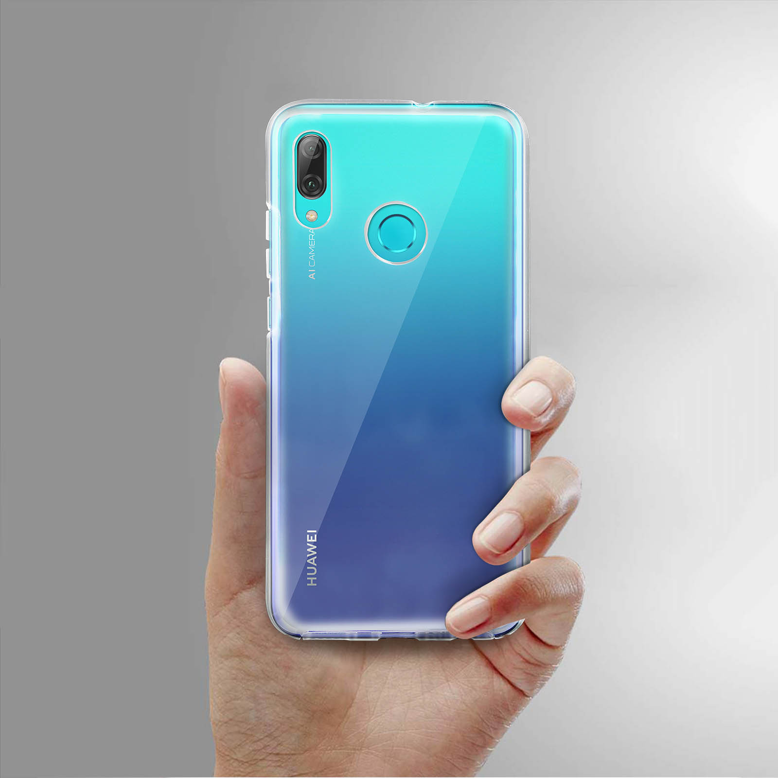 Eine Hand, die ein blaues bis türkisfarbenes Smartphone hält. Das Telefon hat eine transparente Hülle.