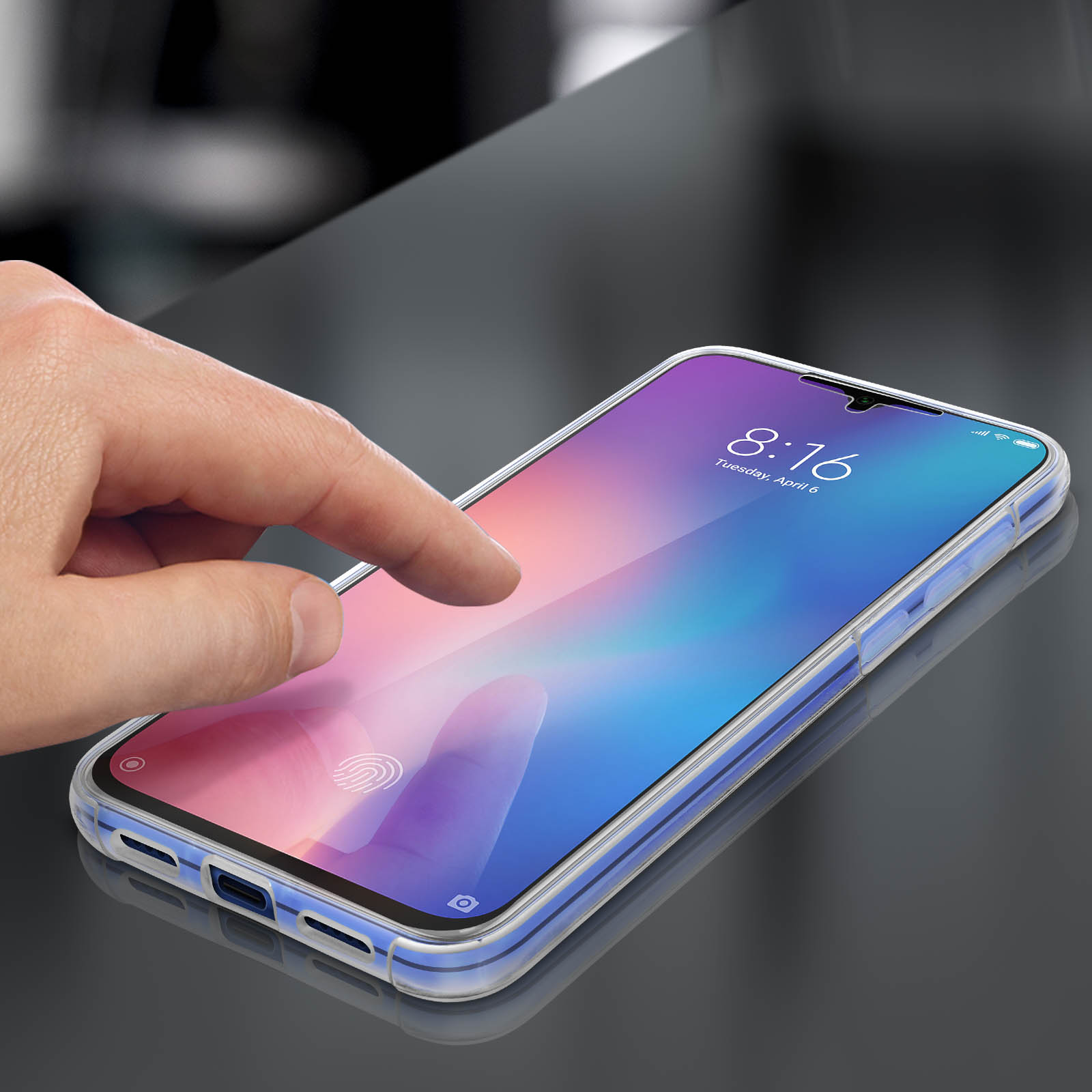 Une main touchant l'écran d'un téléphone avec une coque de protection. L'écran affiche une image.