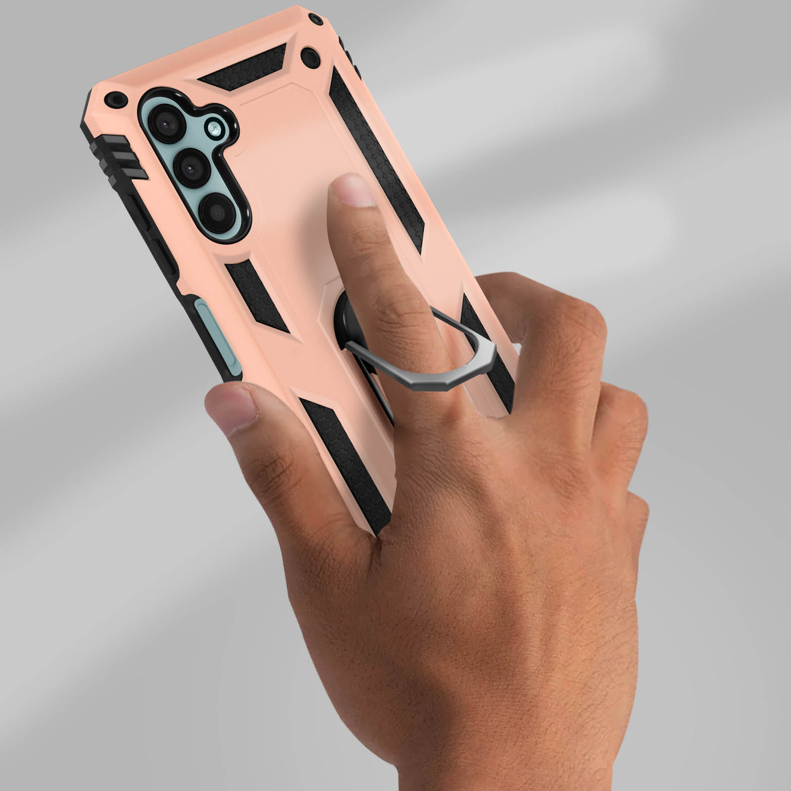 Custodia rosa per telefono con dettagli neri, che tiene un telefono con supporto ad anello.