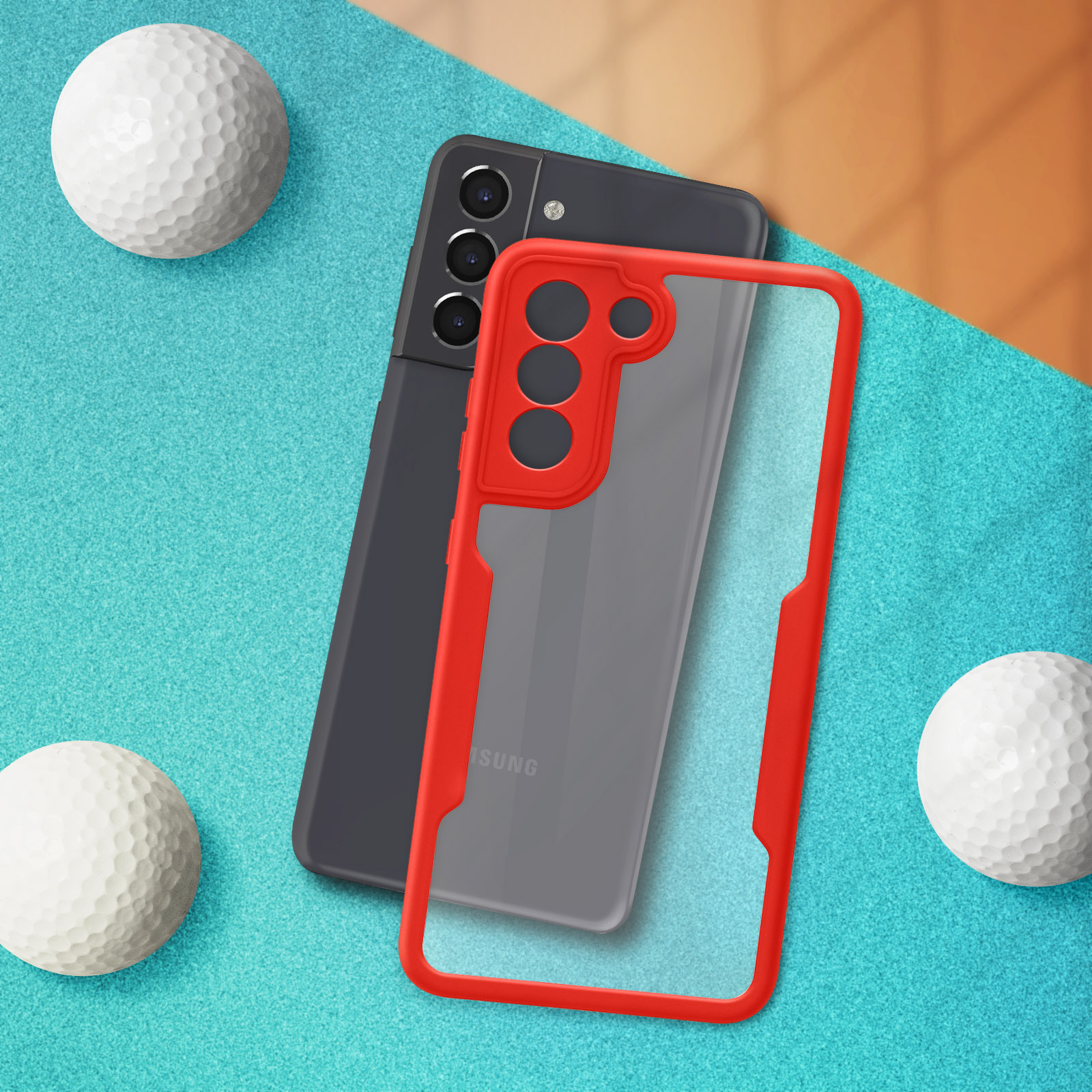 Telefono e custodia con palline da golf. Telefono nero con custodia rossa. Tre palline da golf bianche su una superficie blu.