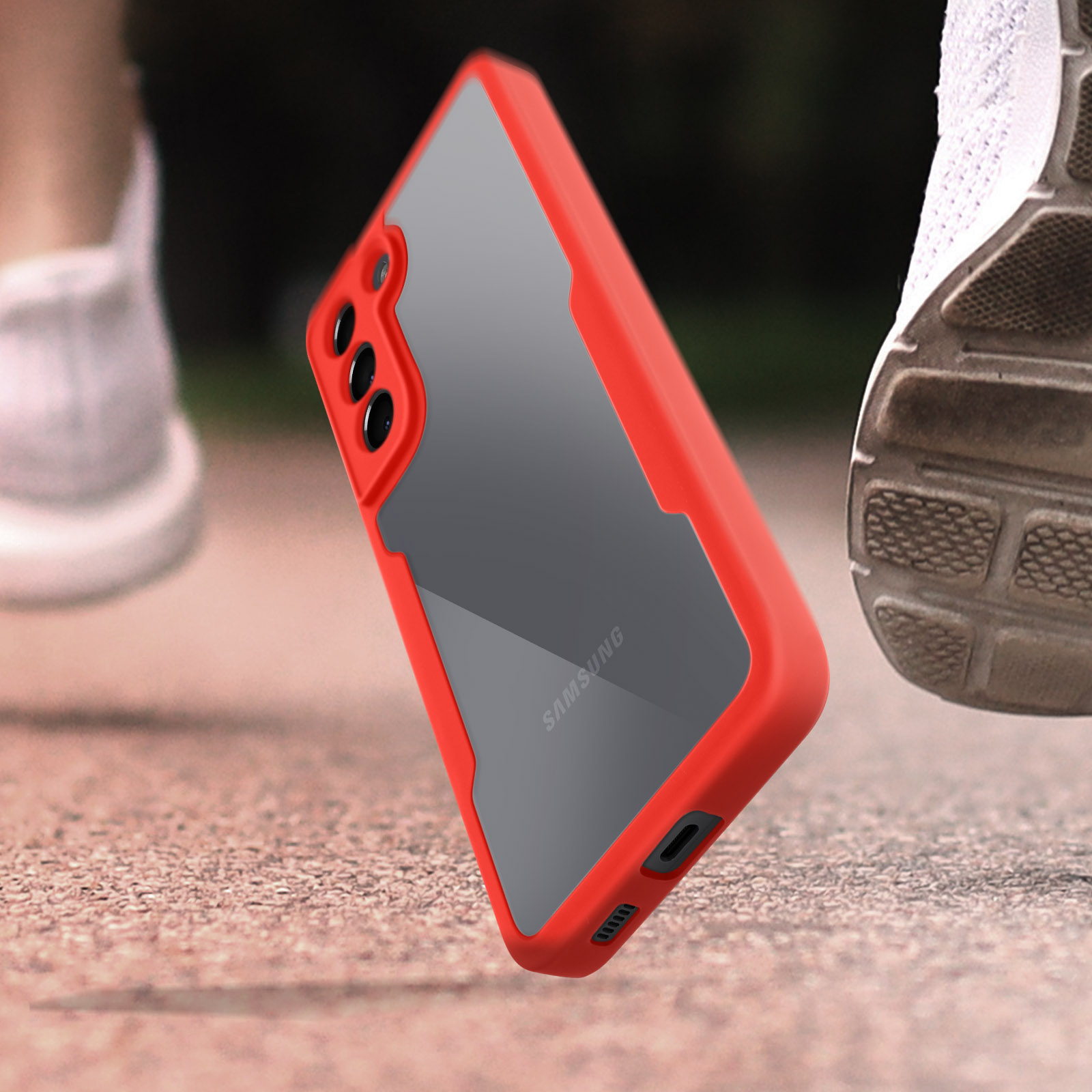 Custodia rossa per telefono su una superficie da corsa. La custodia è su un telefono. C'è una scarpa sullo sfondo.