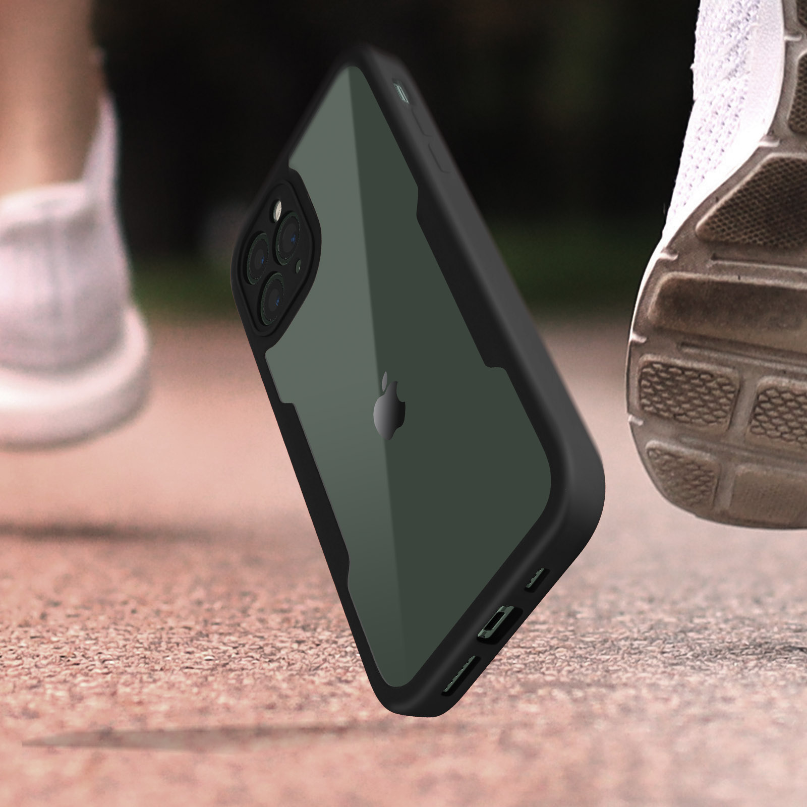 Téléphone dans un étui noir avec dos transparent, près d'une chaussure.