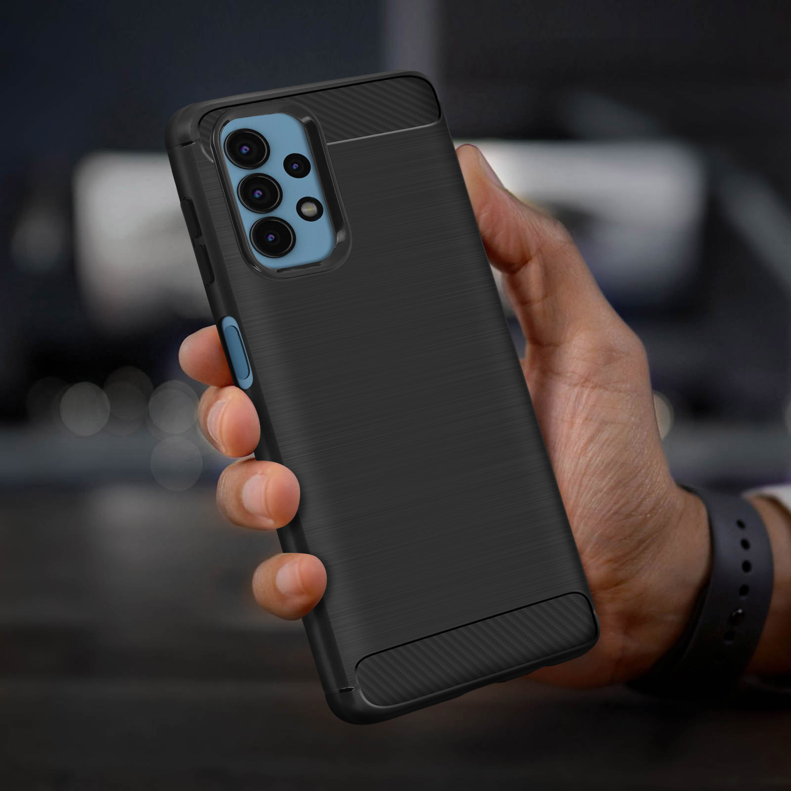 Telefono nero in una custodia strutturata tenuto da una mano.