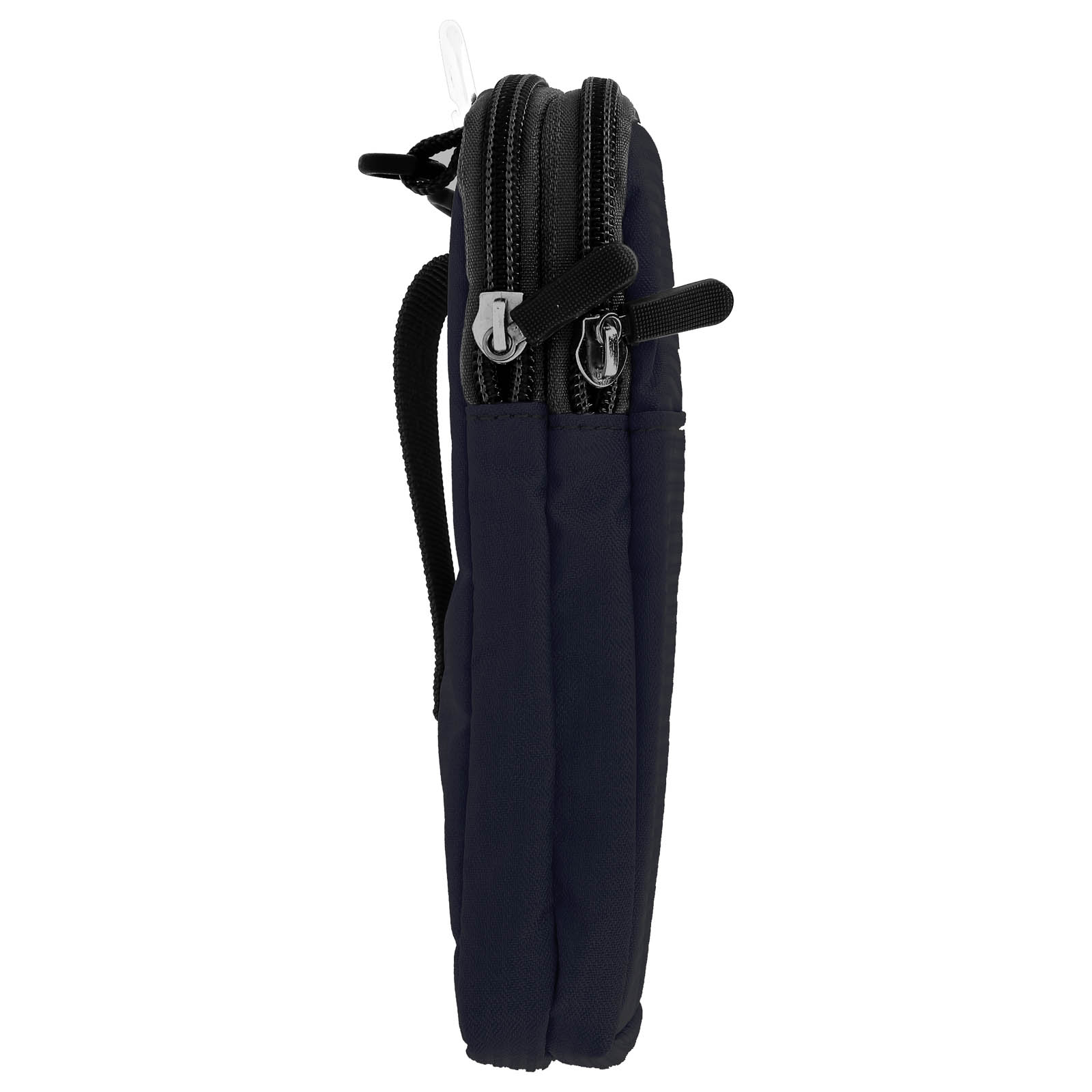 Eine marineblaue kleine Tasche mit zwei Reißverschlüssen. Schwarzer Schultergurt. Weißer Hintergrund, Seitenansicht.