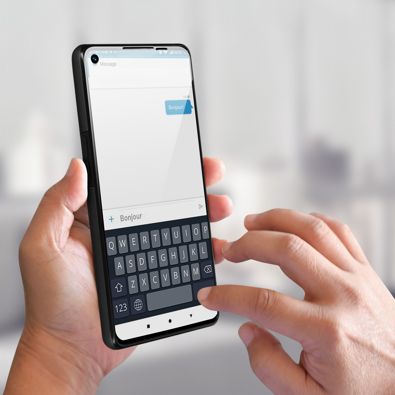 Hände halten ein schwarzes Telefon mit Textnachricht auf dem Bildschirm, unscharfer Hintergrund.