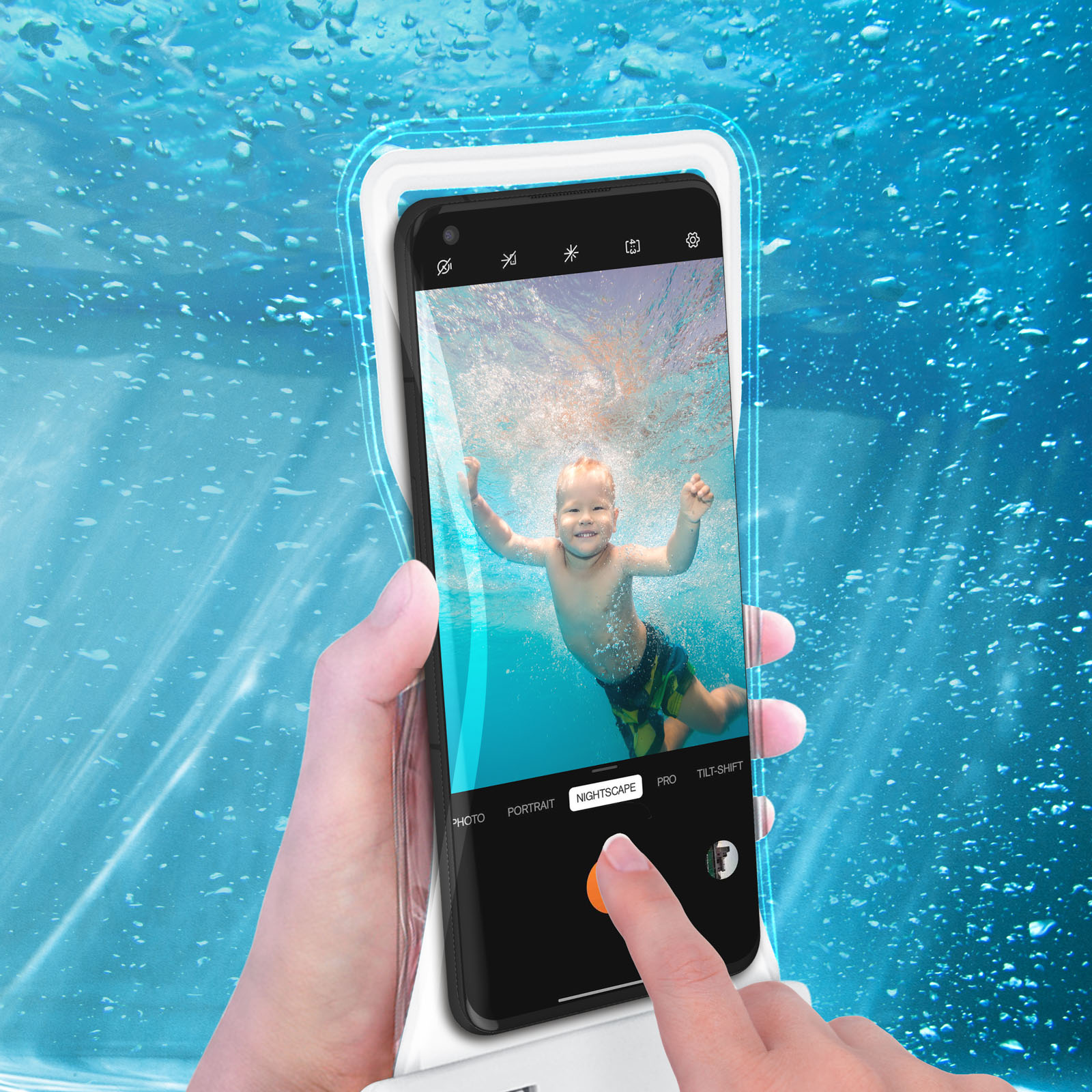 Un telefono in una custodia impermeabile con le mani di una persona che lo tengono sott'acqua, che mostra una foto.