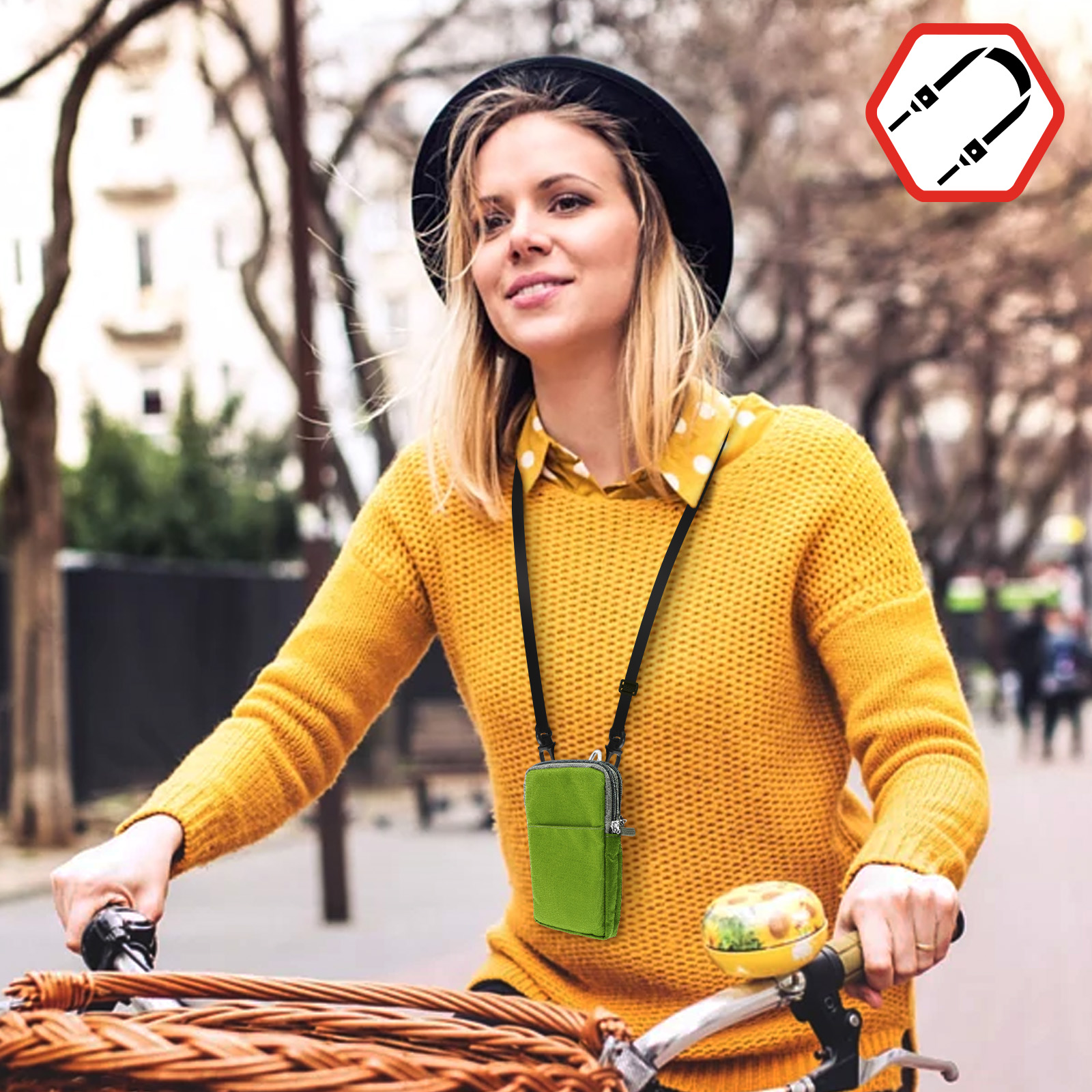 Frau fährt Fahrrad mit grüner Handyhülle um den Hals, in einer Parkanlage.